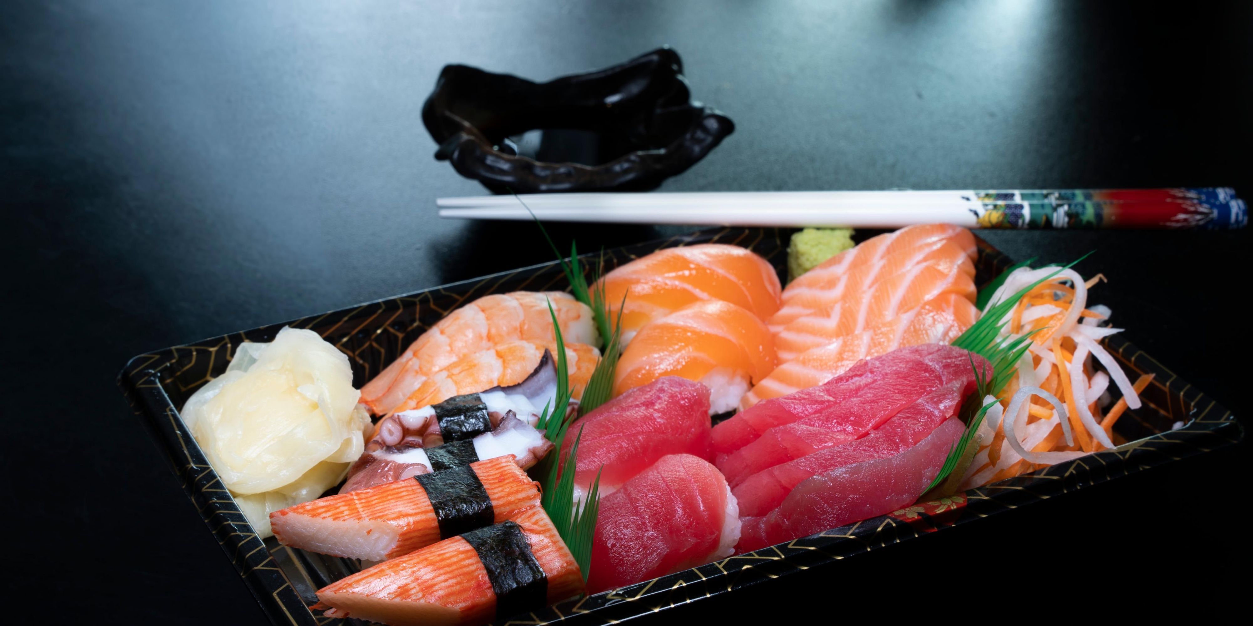 Explore a variety of unique Japanese flavours at Matsuri, from a breakfast-to-go to a great assortment of sushi and sashimi platters. Pass by at the counter for fresh salads and flavoursome udon or ramen noodles and get a “Taste of Japan” by the Creek all day long. 