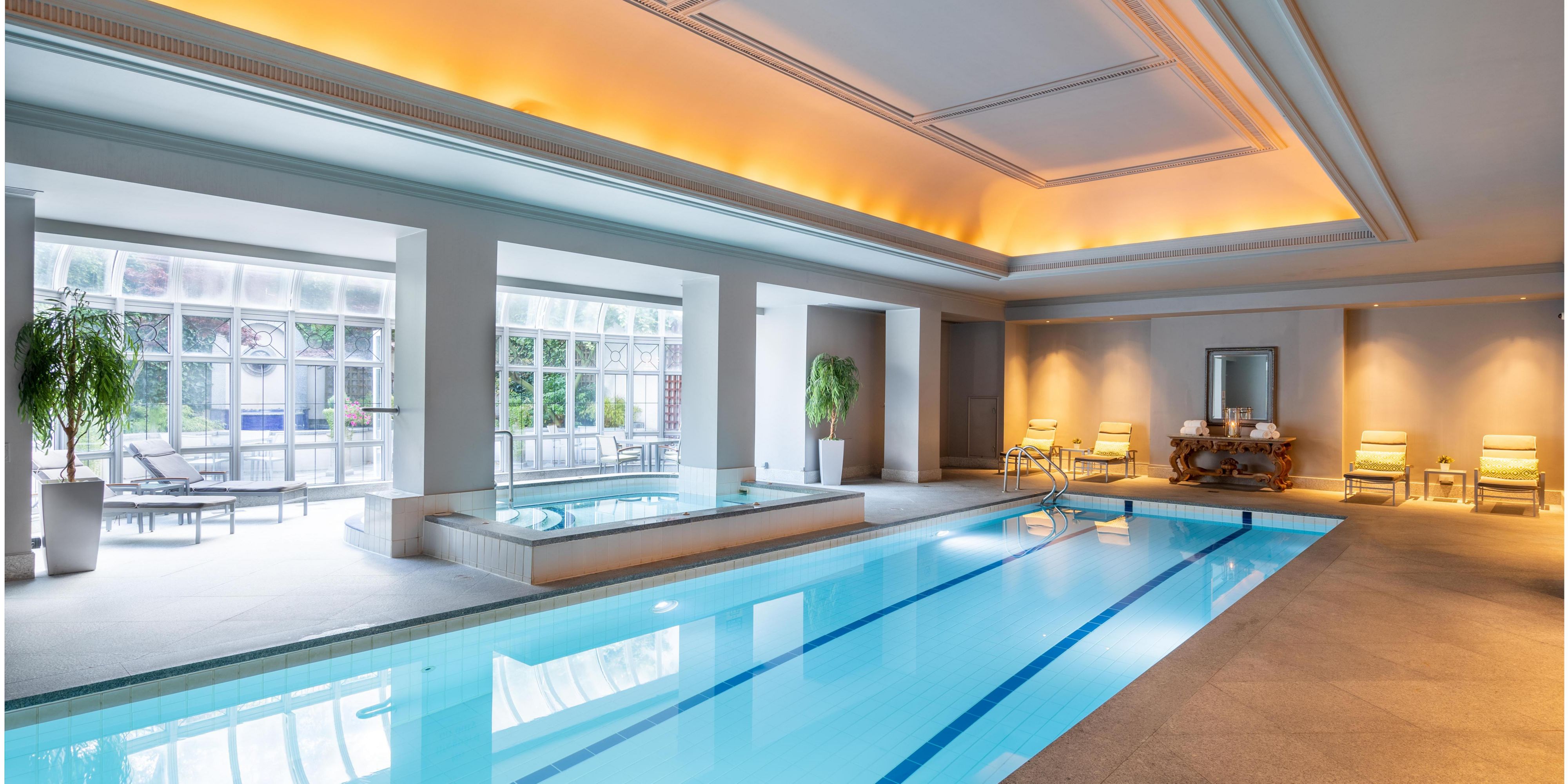 Piscina de 14 metros con luz natural
