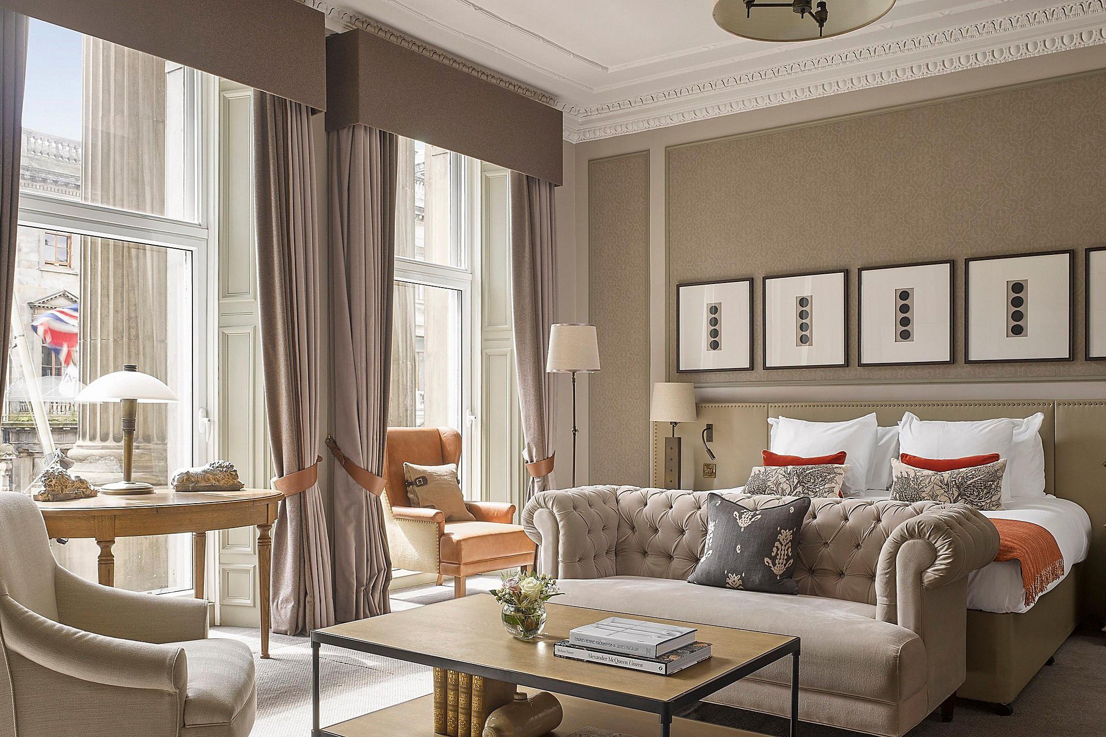 غروب الشمس بجانب المسبح