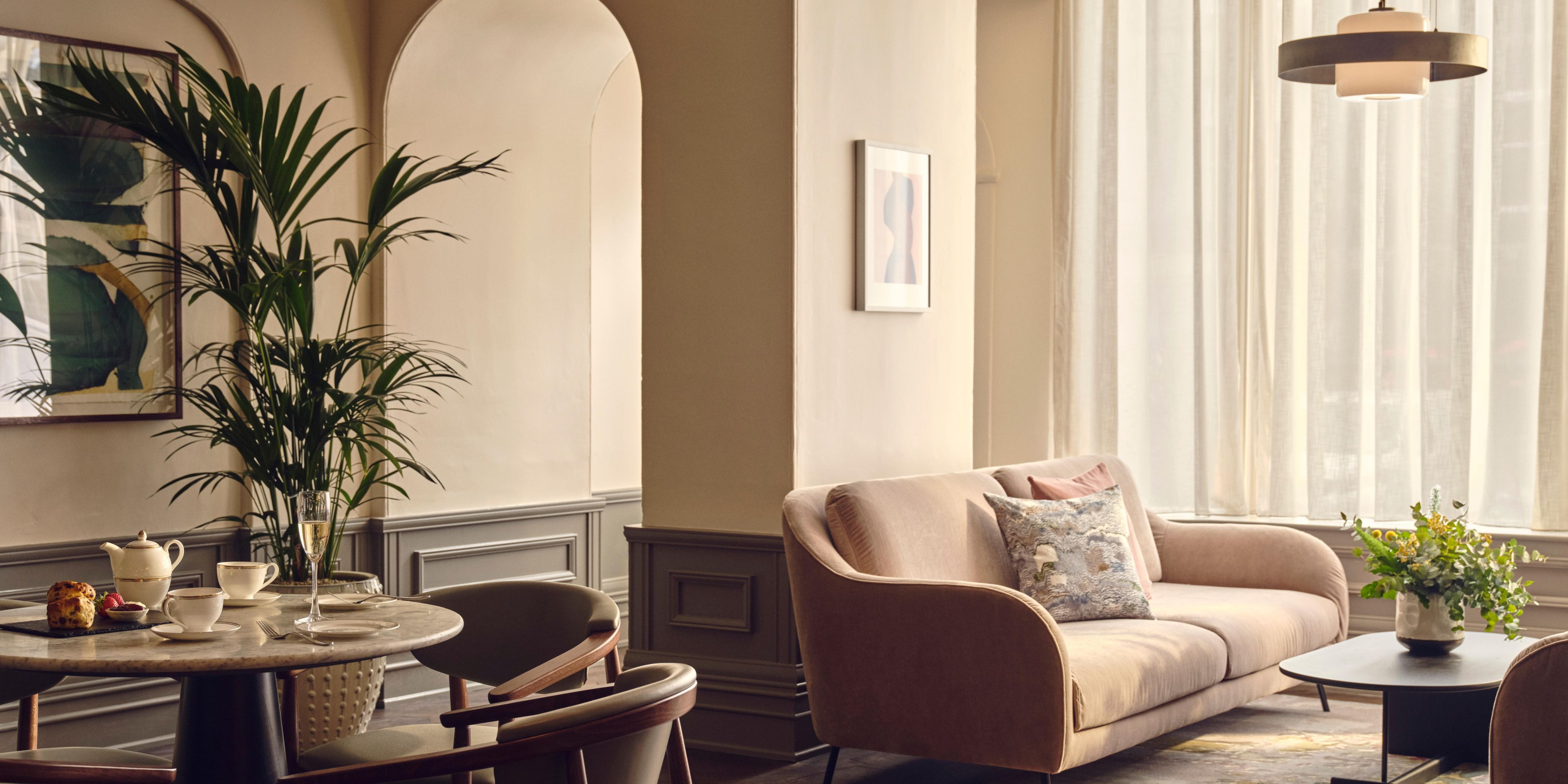 Enjoy exclusive access to our elegant new Club InterContinental® when you stay in one of our luxurious townhouse suites.

Take in all the festivities Edinburgh has to offer, before returning to your corner of calm in the city.

Recharge, refresh and indulge with afternoon tea, or an evening of cocktails and canapés.