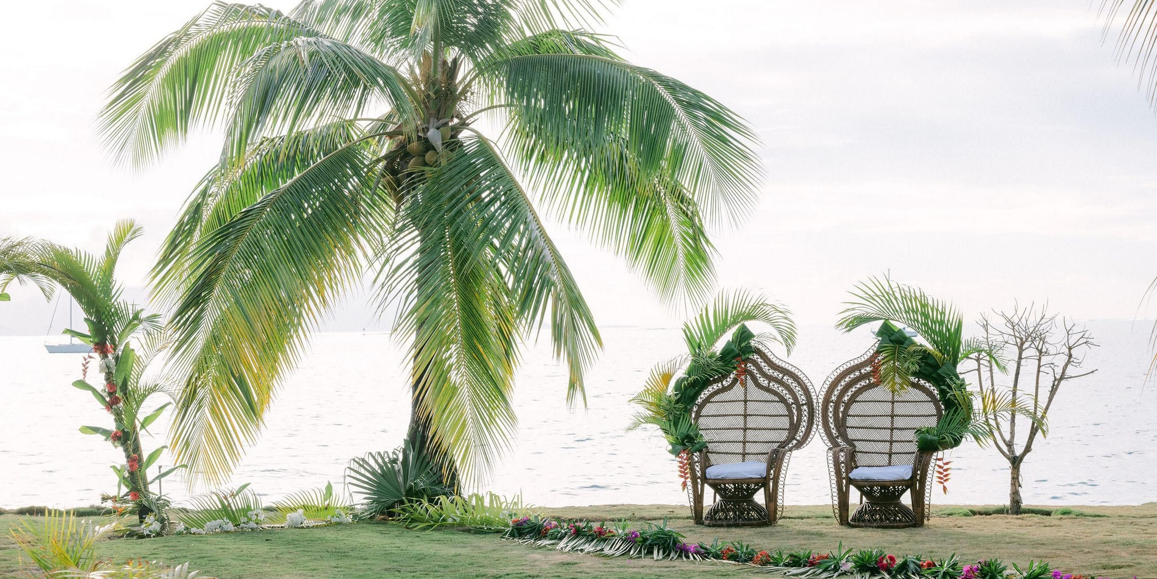Les paysages de Tahiti en font une destination romantique hors pair. Notre île offre des lieux insolites pour célébrer un mariage ou pour un rendez-vous en tête à tête sous les étoiles, et une multitude de paysages féériques pour des cérémonies somptueuses ou intimes selon vos envies.