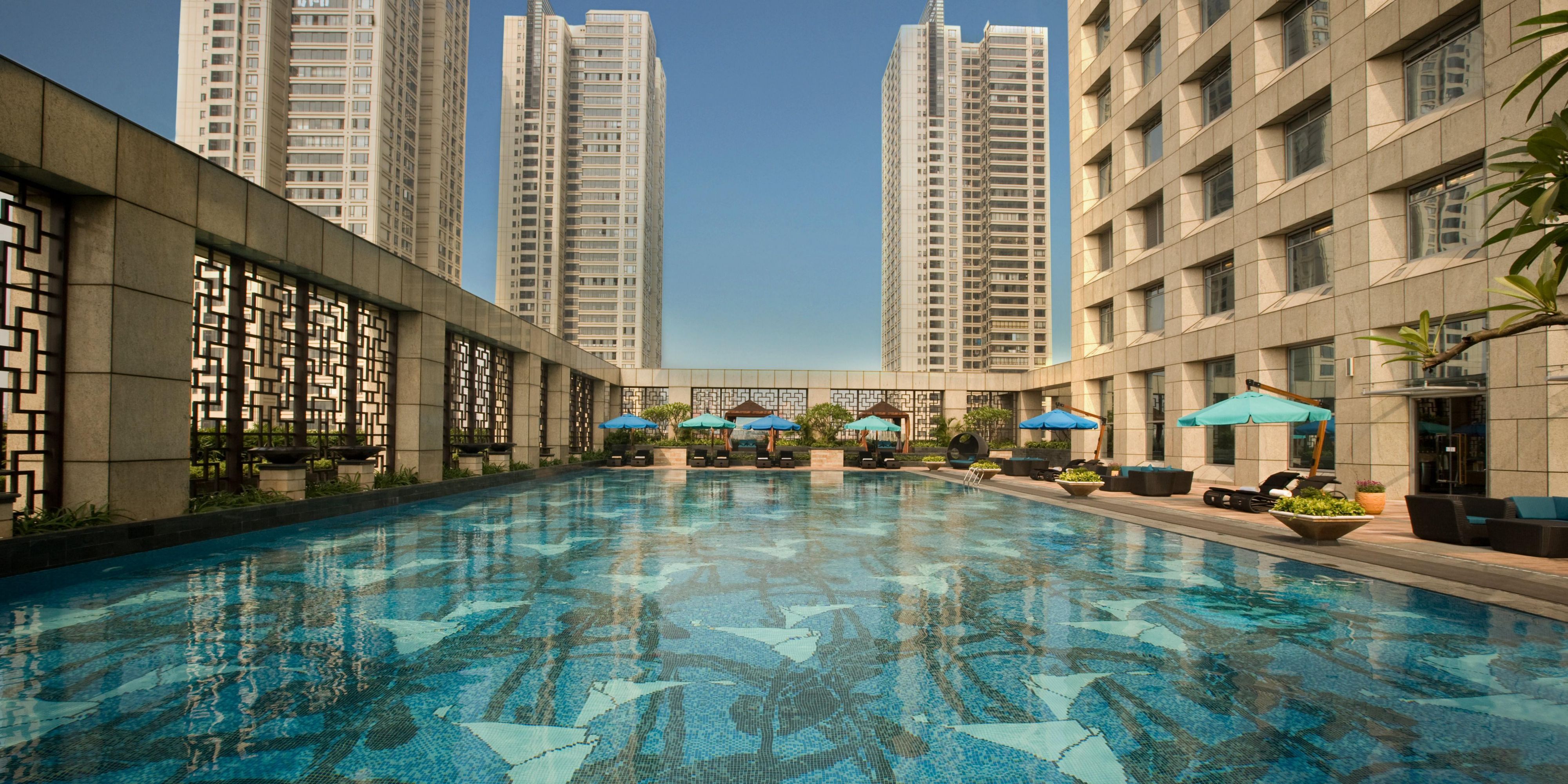 Hotel features a comprehensive range of recreational facilities such as Spa, fitness centre, an outdoor swimming pool and tennis courts. With its unique combination of beautiful views of the man made canal with elegant landscaped garden, InterContinental Foshan also delivers the enriching experience for leisure.