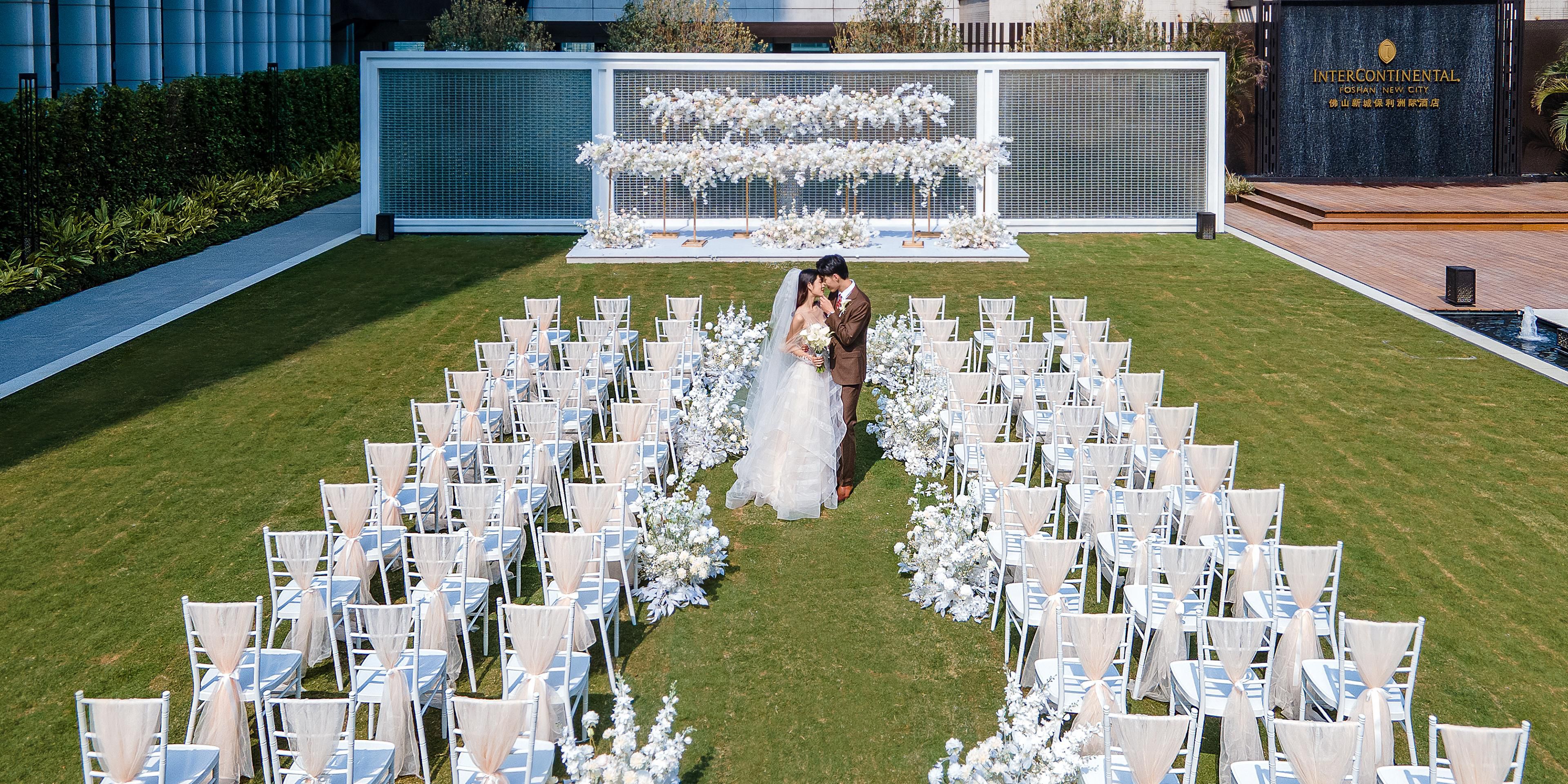 Our spacious, pillar-less 100 sqm New City ballroom and 400 sqm Dongping ballroom offer the ideal setting for your dream wedding. What's more, we feature a 2000 sqm outdoor garden that's simply unmatched for proposals or celebrations.