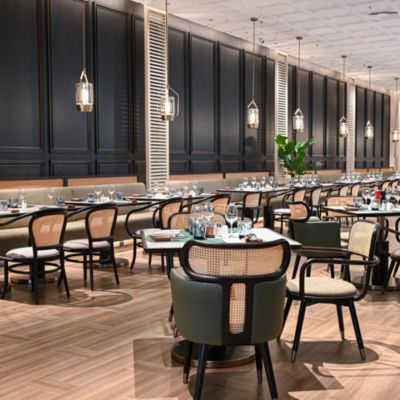 湖畔自助餐厅