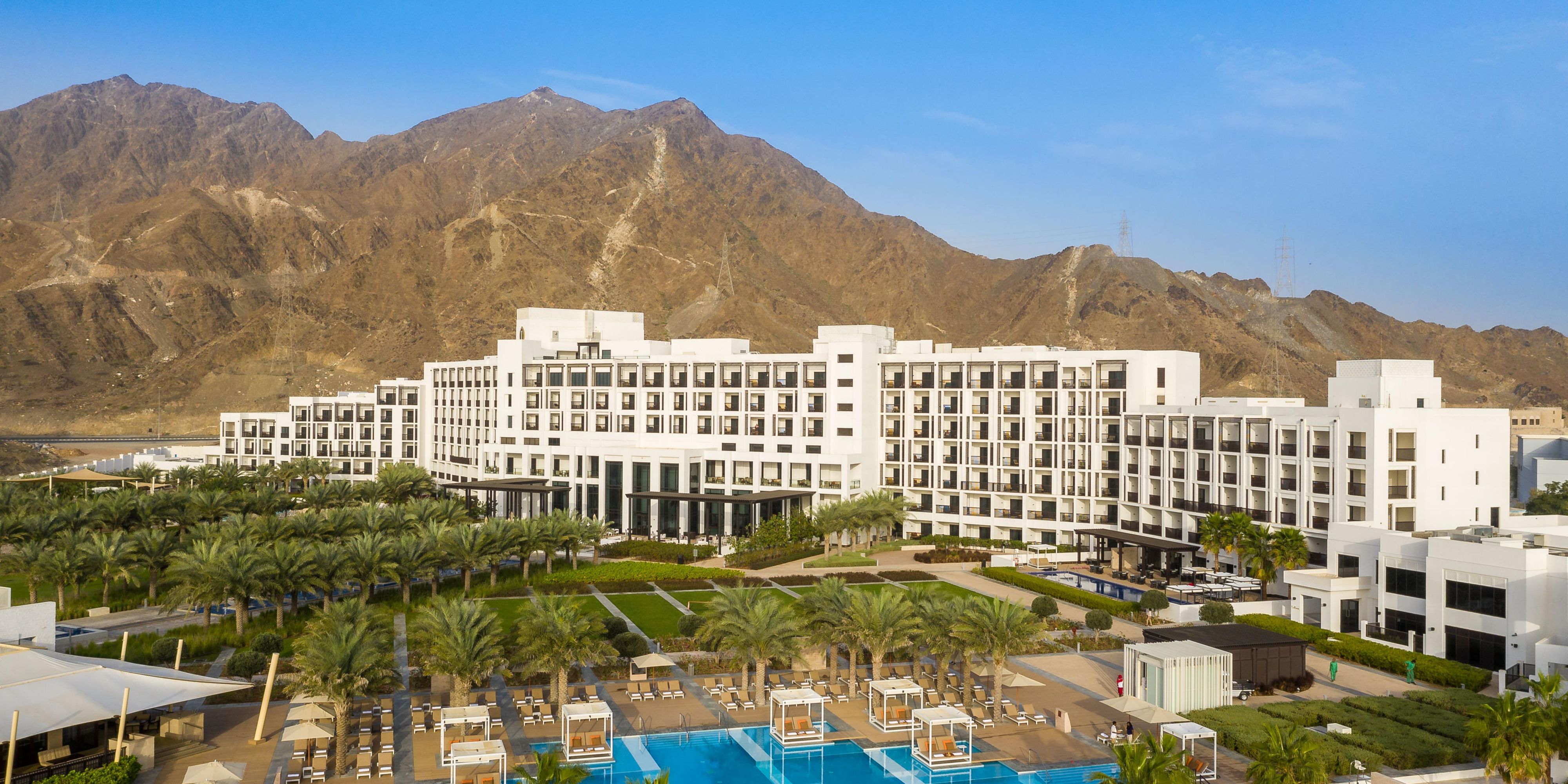 Экскурсии в фуджейре 2024. Отель INTERCONTINENTAL Fujairah Resort 5*. Фуджейра Интерконтиненталь 5. Фуджейра ОАЭ отель Интерконтиненталь. Эмират Эль-Фуджайра.