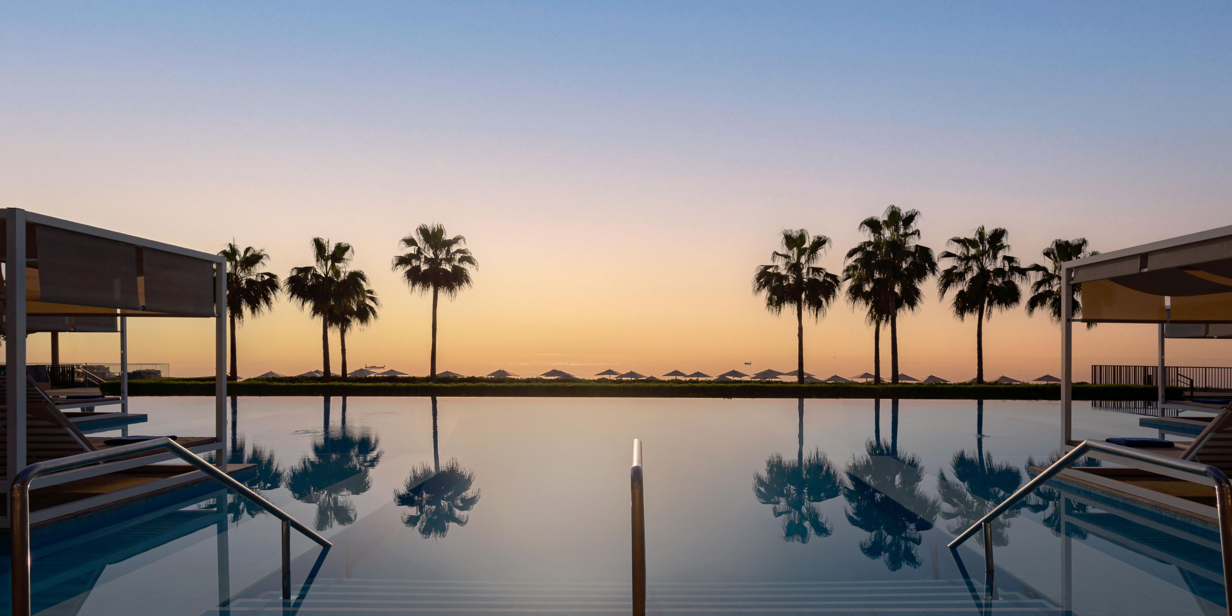 Piscina com borda infinita no InterContinental Fujairah Resort