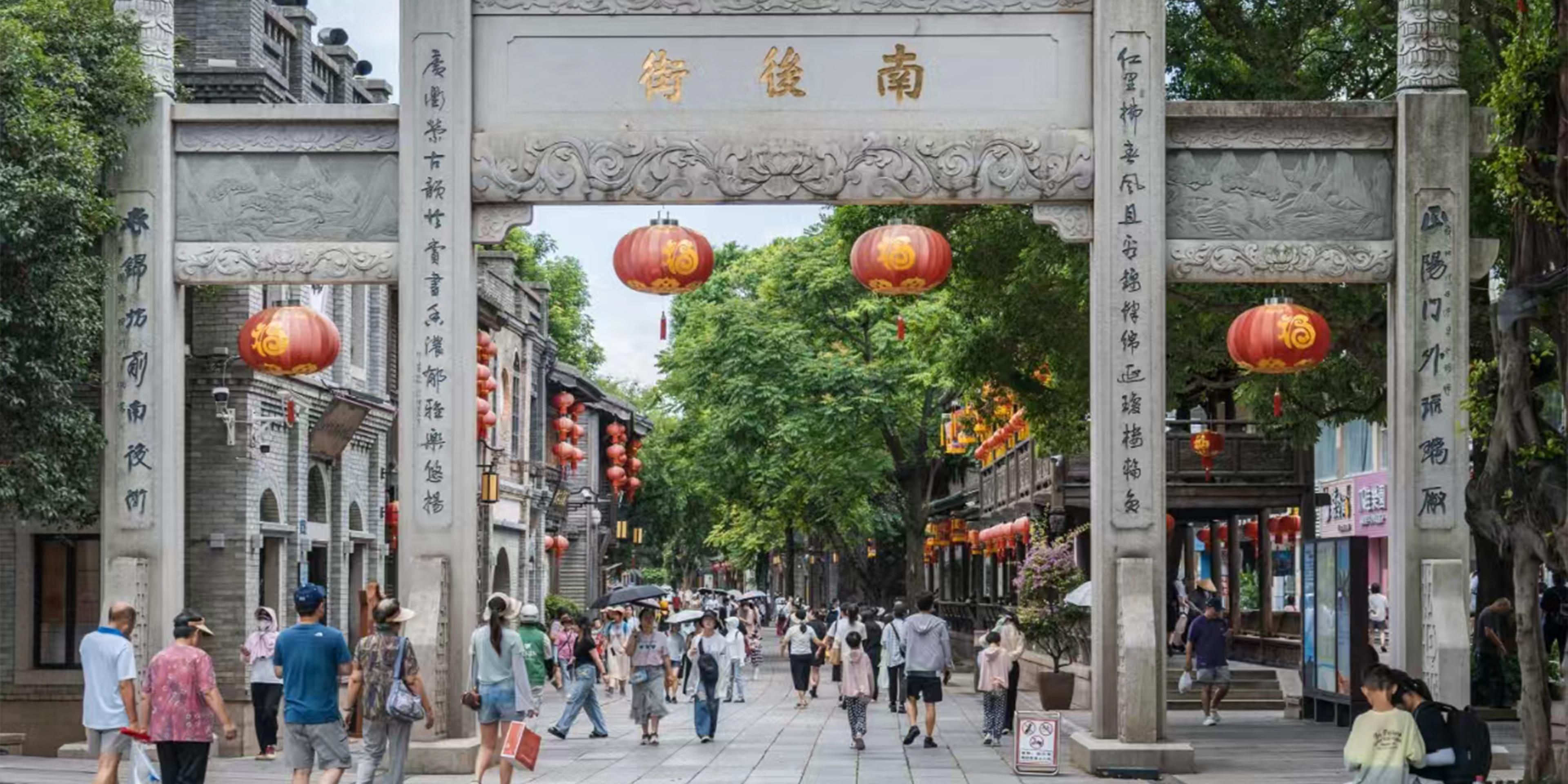 At the city's pinnacle, overlooking the modern skyline, you can step into "One Lane, One Alley, Half of China's History" just a world away. Find a moment of historical tranquility amidst the urban bustle.