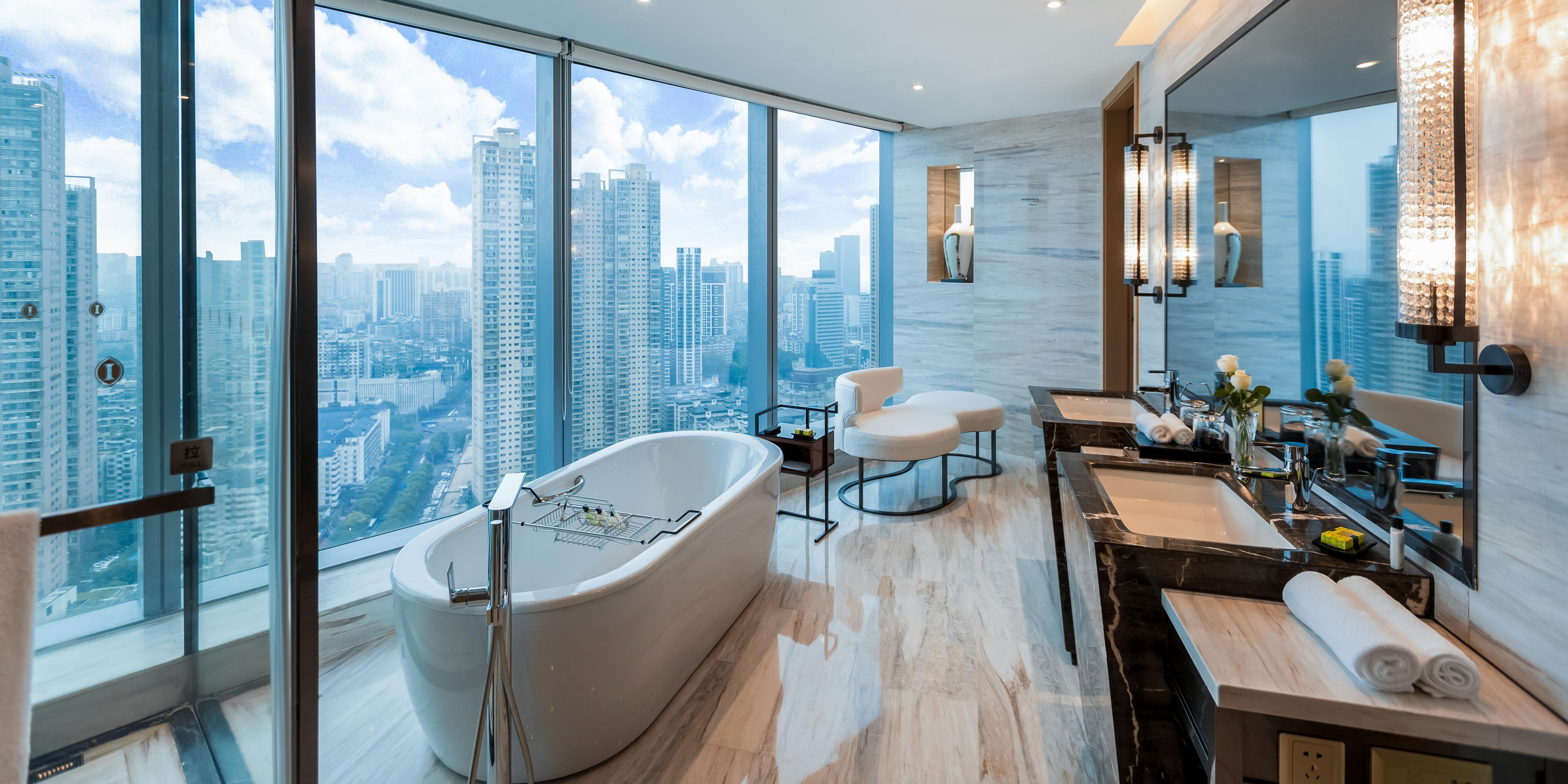Enjoy your desirable and comfortable journey experiences at Club InterContinental Premier Room. This room covers an area of 70 squares meters and the beauty of room surroundings is full with innovative and elegant design.The unique design of bathroom offers mesmerizing city views of Fuzhou.