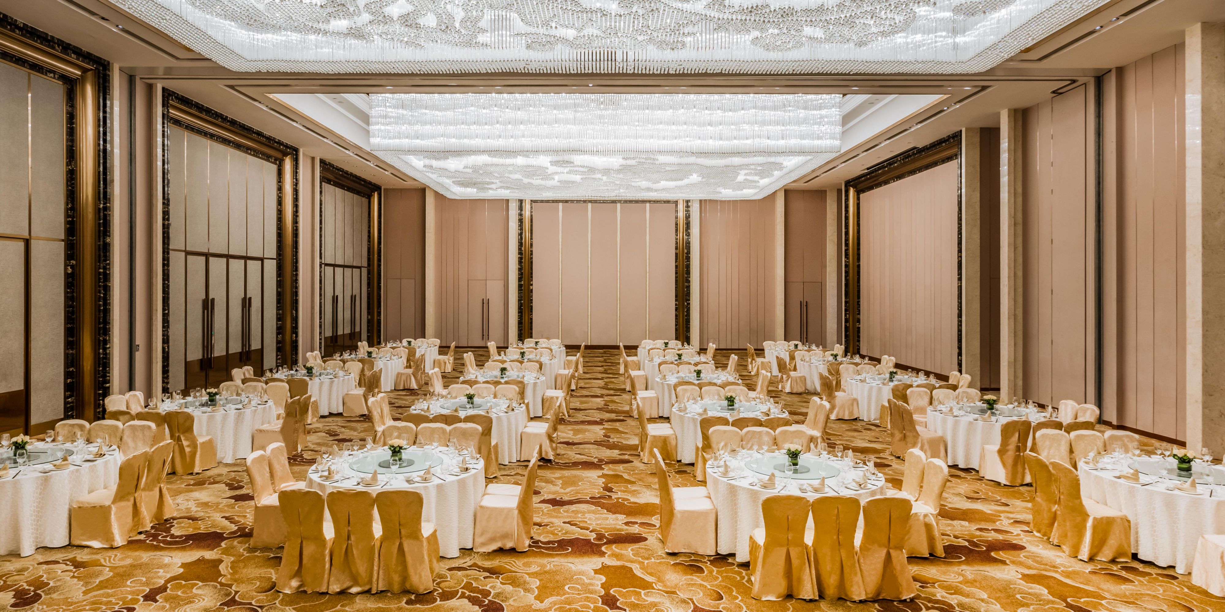 Upon entering the hotel’s 600-square-meter pillarless ballroom, one is immediately struck by its sweeping openness and sense of grandeur. Overhead, the magnificent “Dragon and Phoenix” art installation — an exquisite chandelier symbolizing harmony and prosperity — illuminates the space with timeless elegance, infusing your celebration with auspicio
