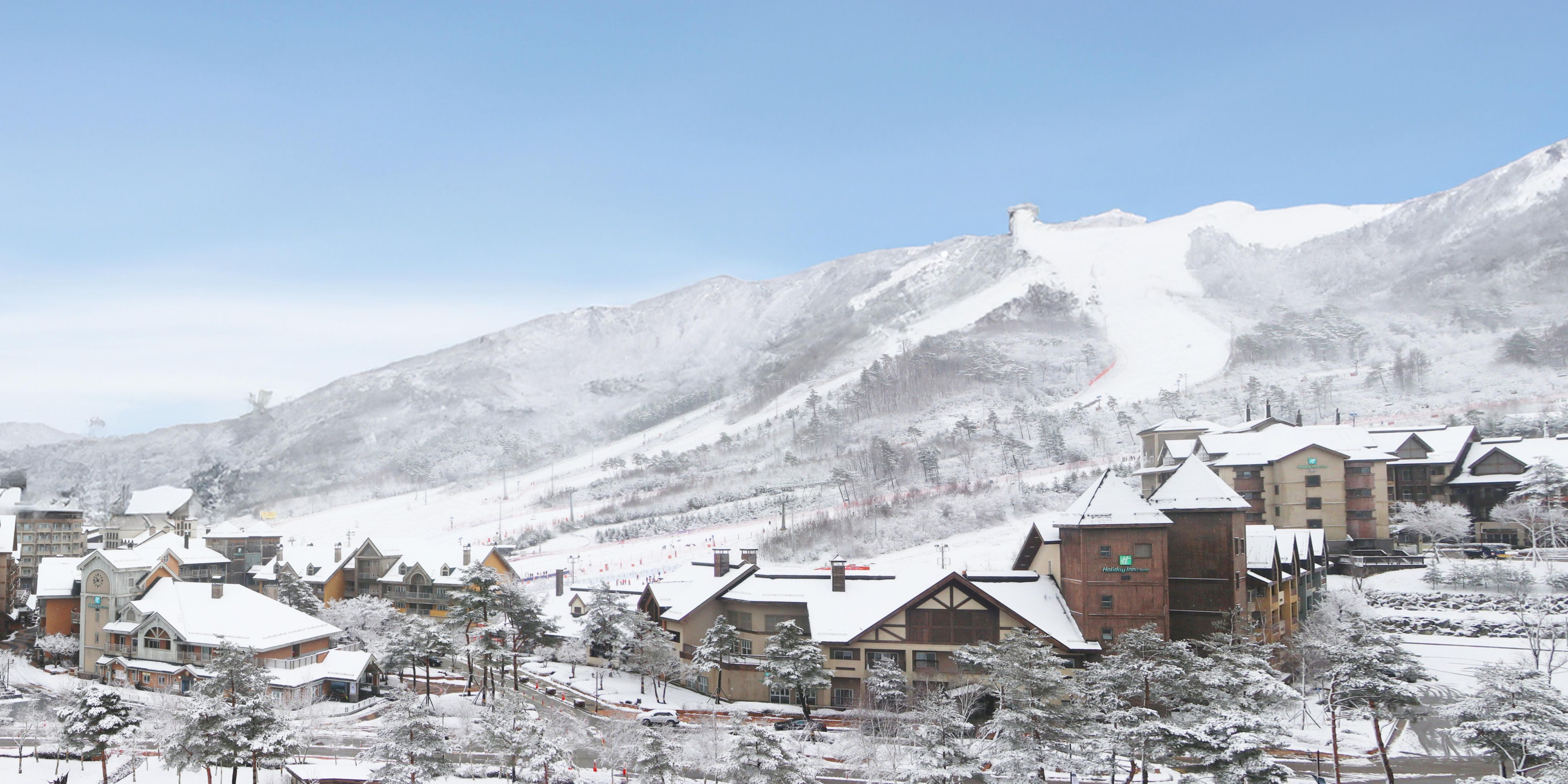 Let the thrill of speeding down a freshly groomed run invigorate you at Ski700, a heaven for skiers during the winter season. Six ski slopes can be enjoyed by all skill levels, from beginners to experts. 