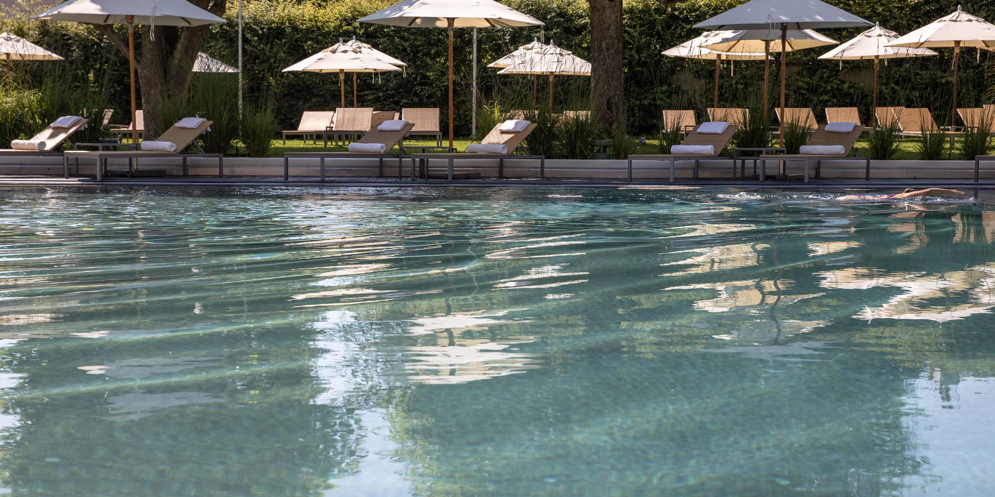 A l’abri des bruits de la ville, l’InterContinental Genève vous offre une évasion estivale relaxante dans une oasis de verdure. Une occasion de découvrir le le plus grand bassin d’hôtels cinq étoiles de la ville long de 21 mètres au coeur de 525 m2 de verdure luxuriante. La piscine est ouverte durant l'été.
