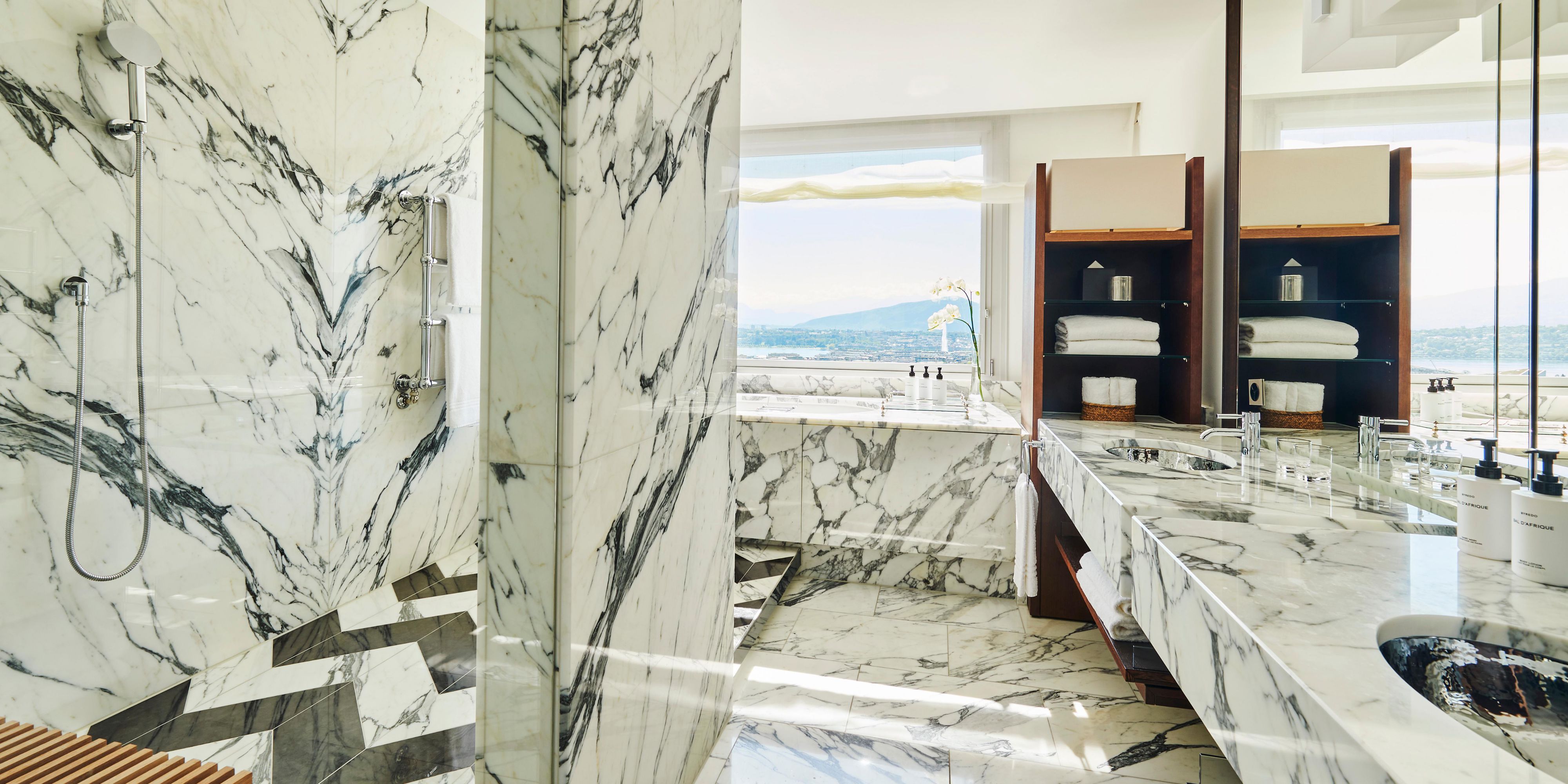 Panoramic Lake View Suite Bathroom with view