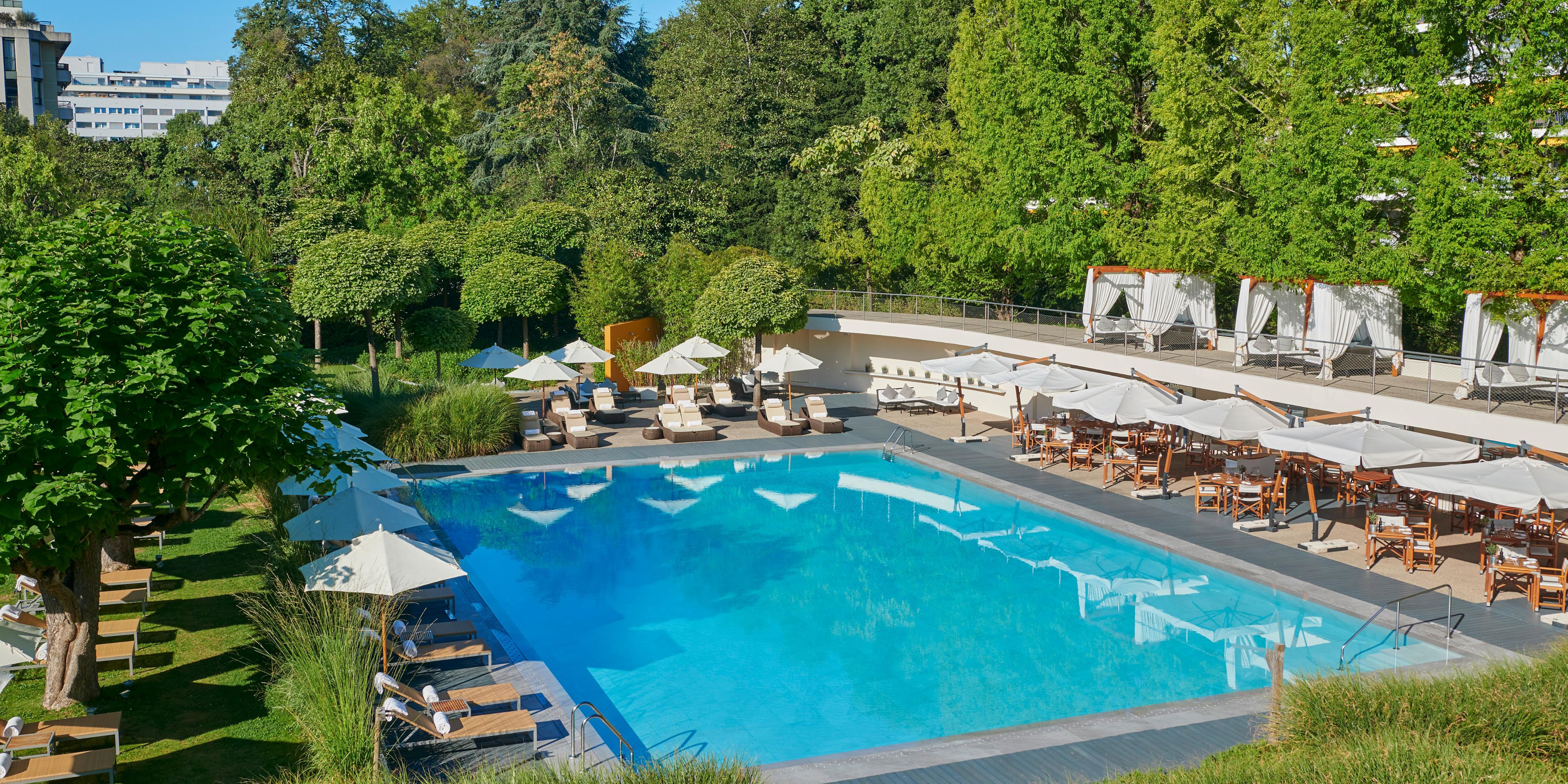 Unwind in luxury at our outdoor pool oasis, nestled amidst lush greenery. Open exclusively during the summer months, our 21-metre pool invites you to make a splash, bask in the sun, or lounge poolside on shaded beds. Savour classic Italian dishes at our poolside restaurant. Enjoy an exquisite escape in the heart of Geneva.