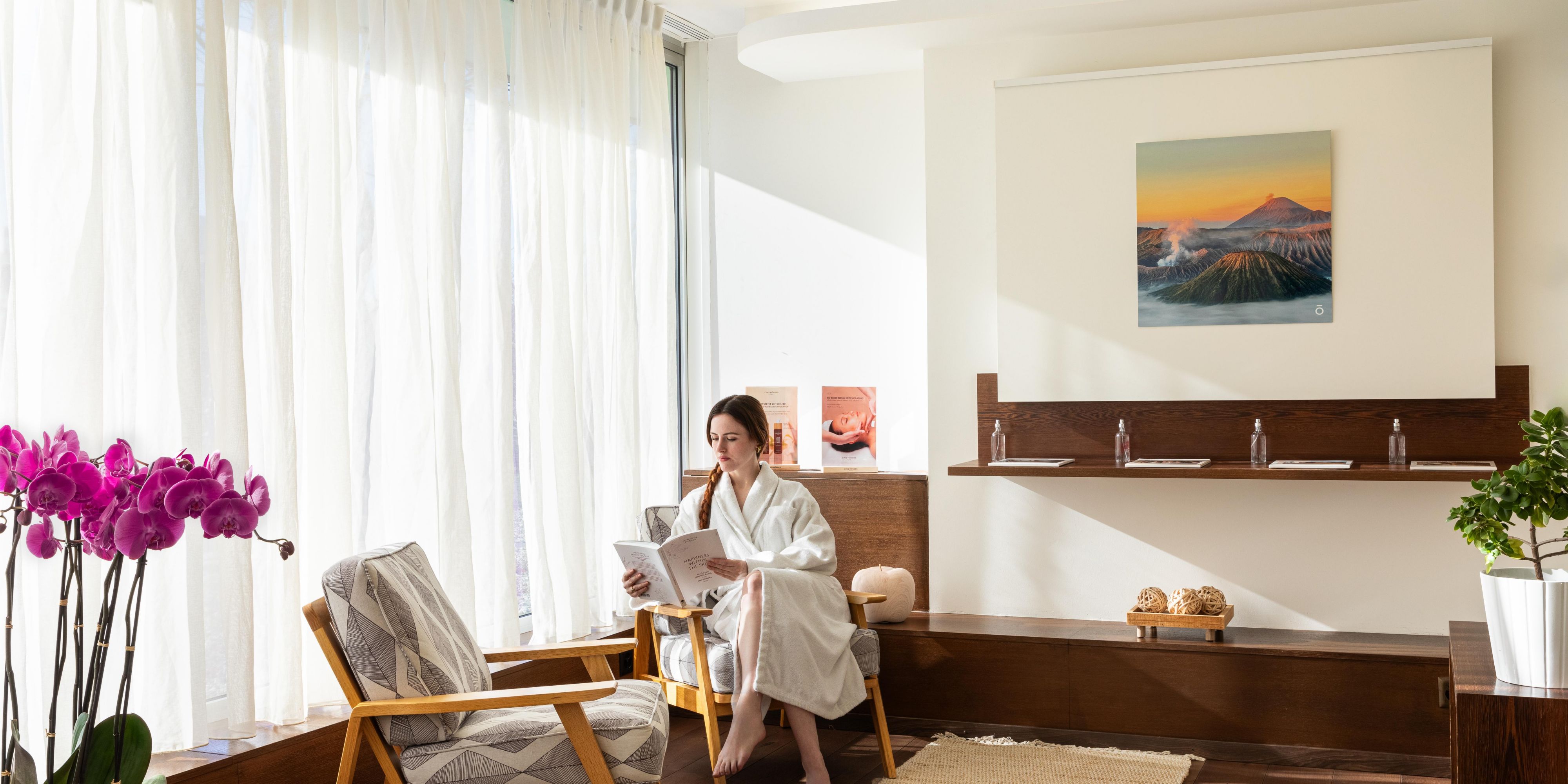 Spa Cinq Mondes harmoniously converts beauty rituals into a sensorial escape of relaxation and renewal. Going beyond skincare, we harmonise energies and emotions for cellular balance that exudes happiness. Fusing tradition with innovation, our treatments become transformative journeys towards holistic well-being.