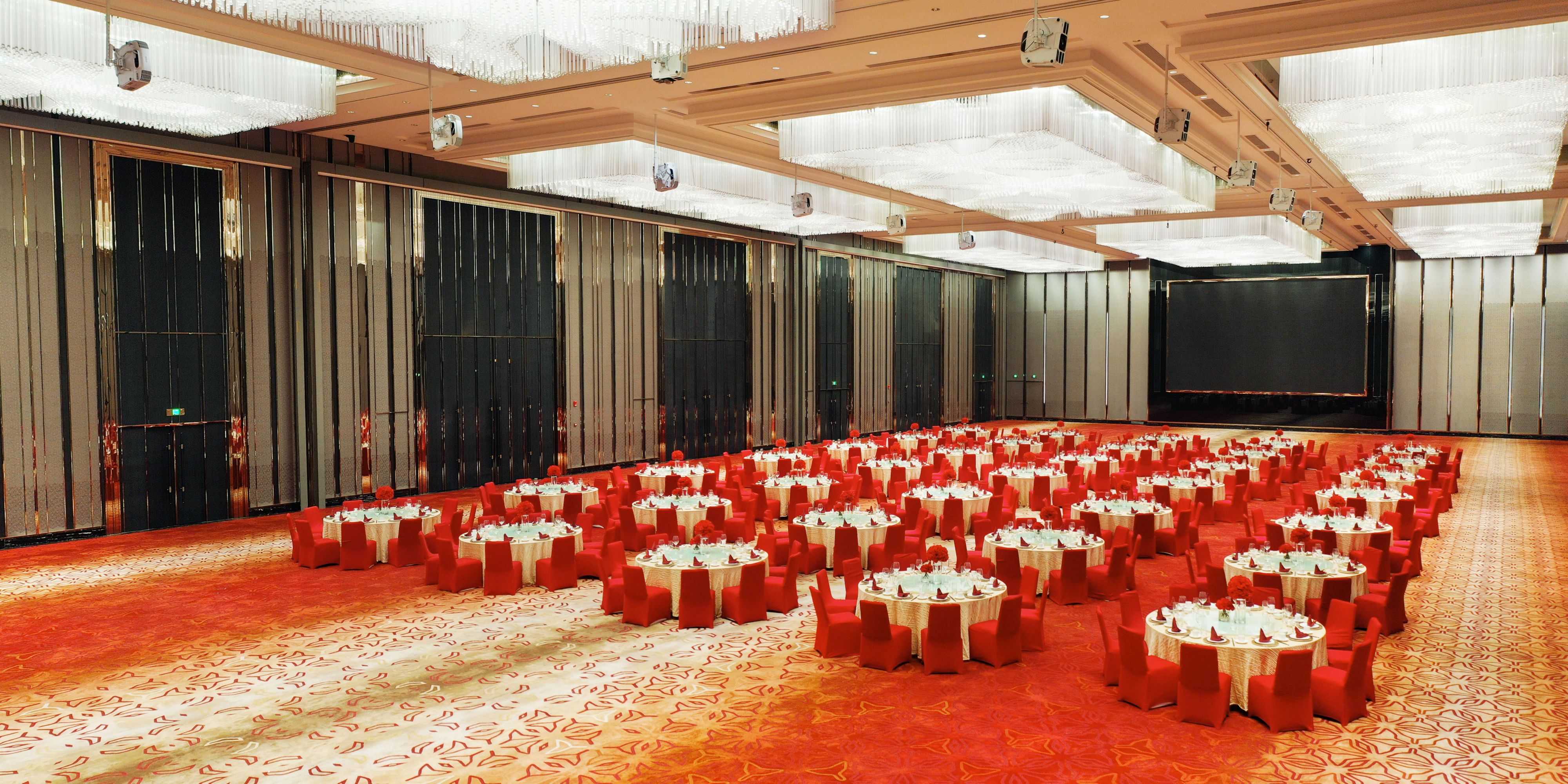 水晶宴会厅面积达1800平方米，采用开阔无柱设计，前厅坐拥一线江景视野。适合举办浪漫婚宴、大型会议及各类主题活动。