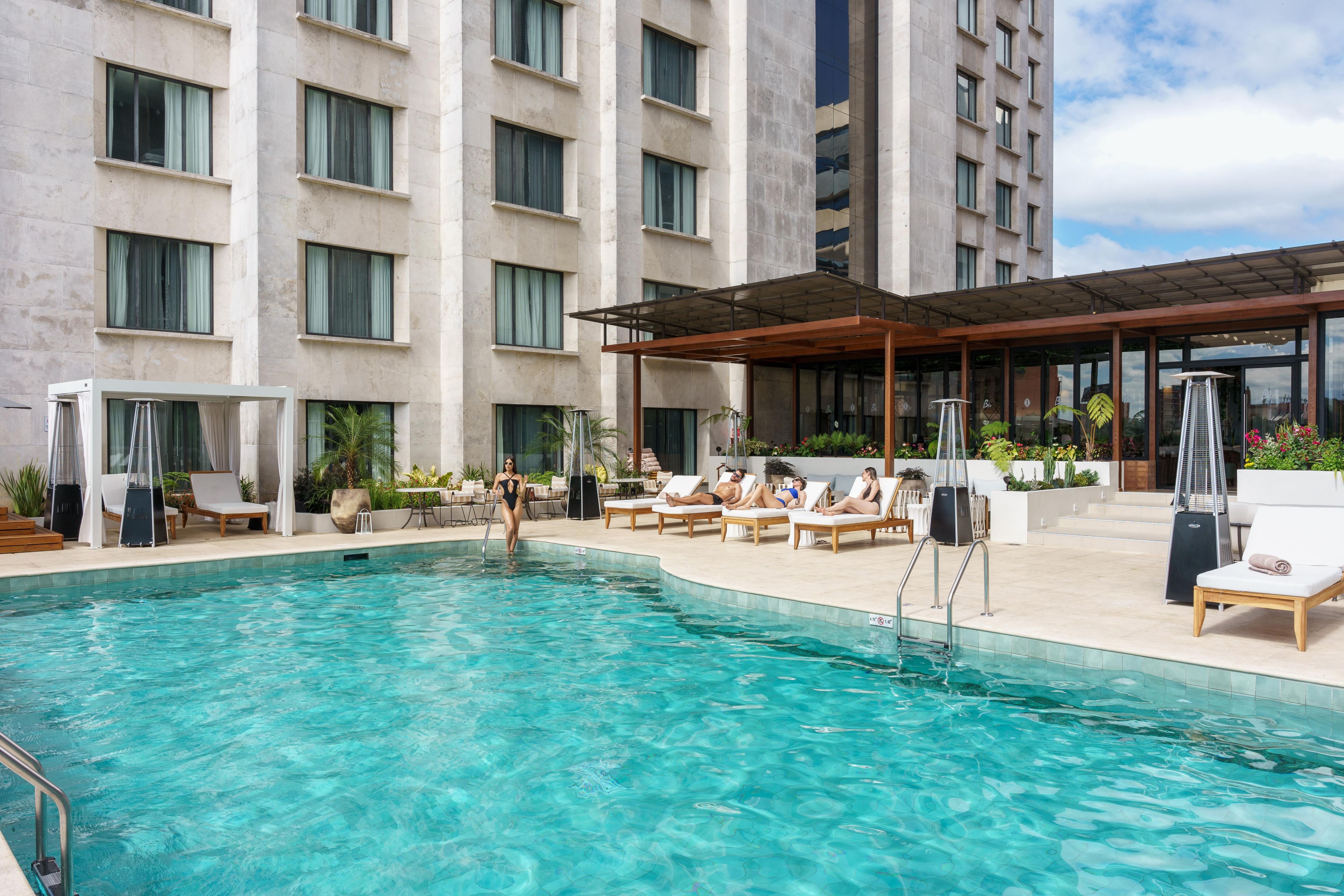 Piscina al aire libre con cabañas 