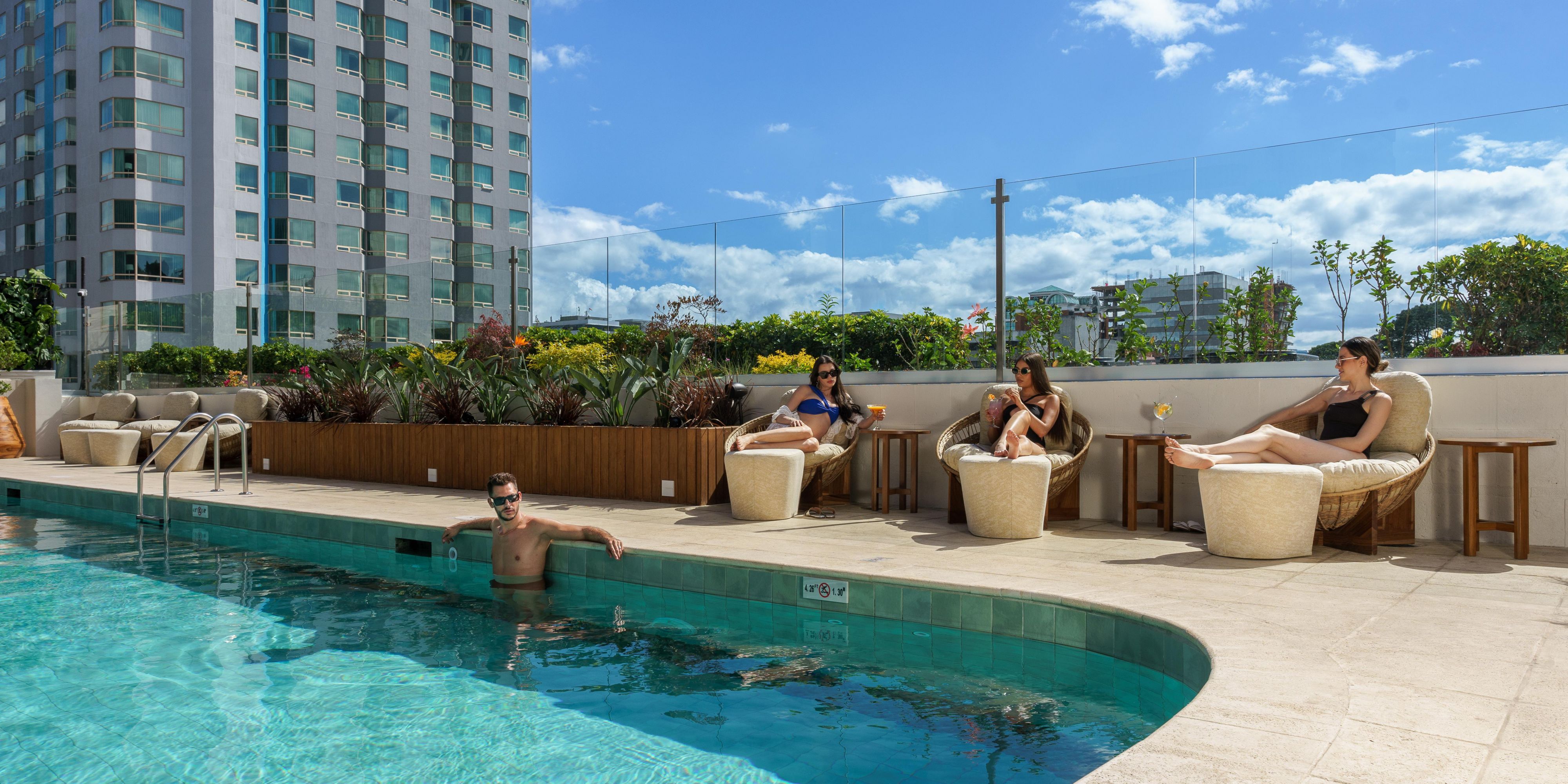 Relax by the pool on a special weekend. Enjoy a unique experience to rejuvenate and unwind. Stay in a single or double room, with or without breakfast, at an unbeatable price. Don’t miss this opportunity to disconnect and recharge by the pool! Book at (502) 2413-4444