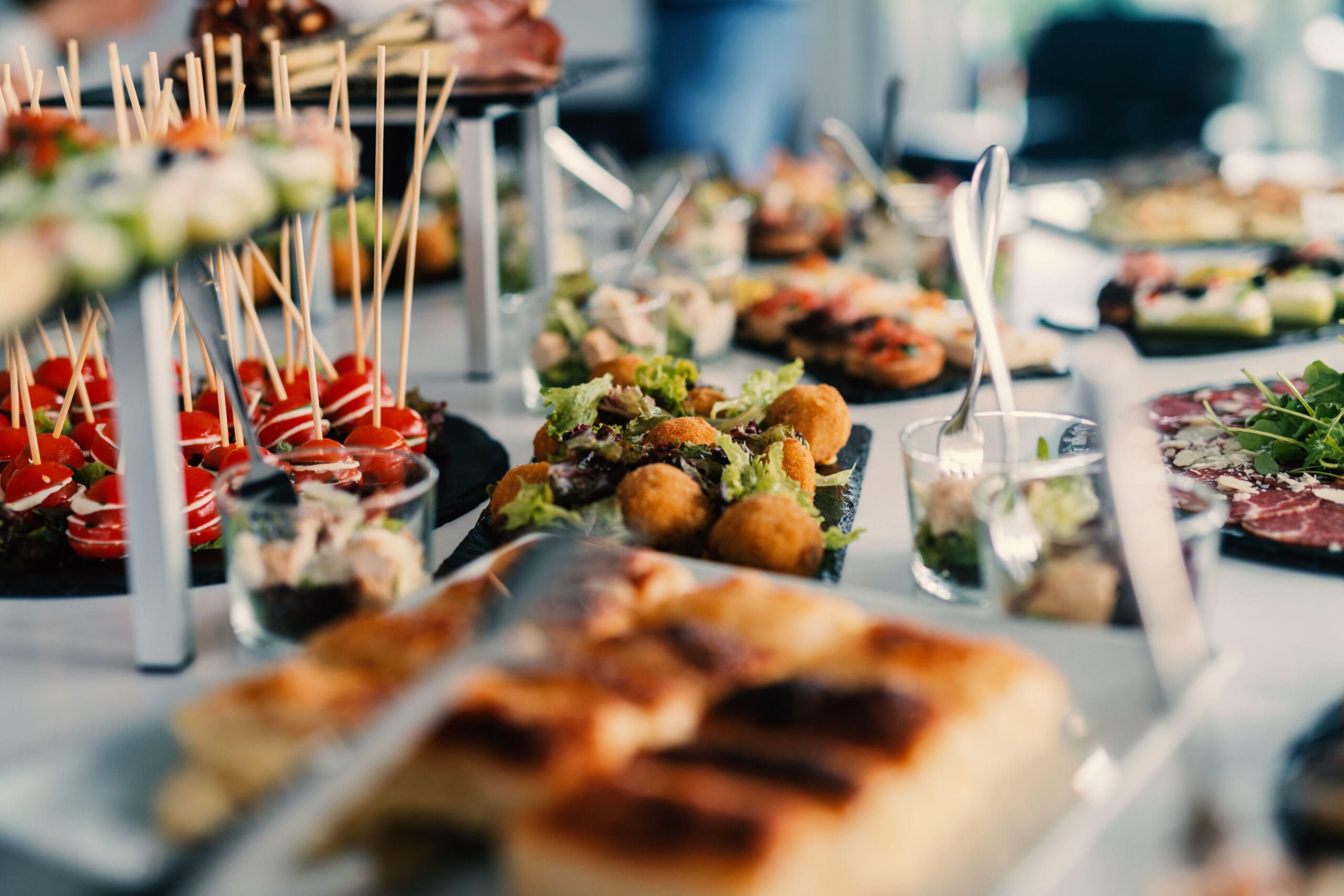 Configuración de la mesa de comida de catering
