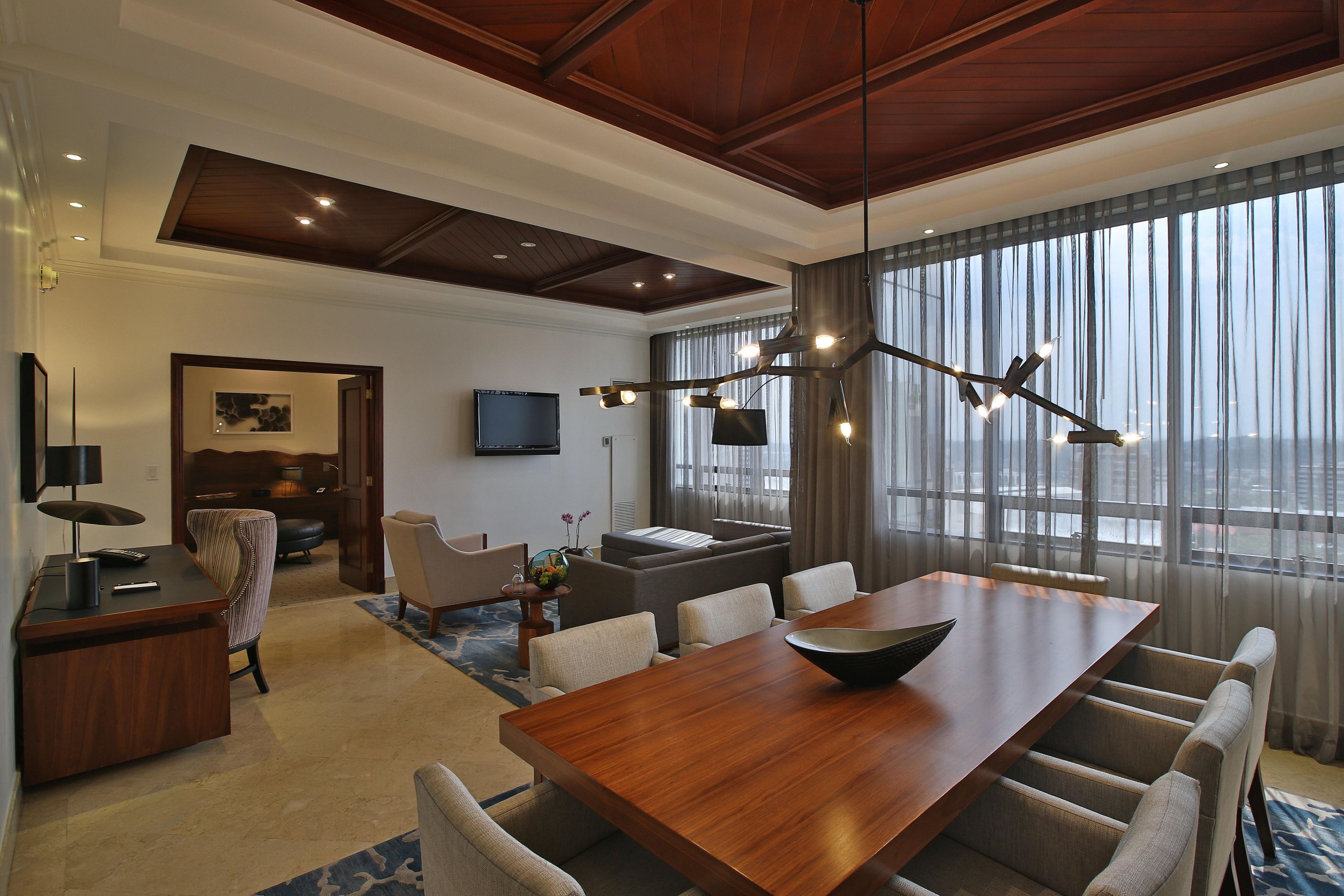 Lujosa suite presidencial con muebles elegantes y amplia sala de estar.