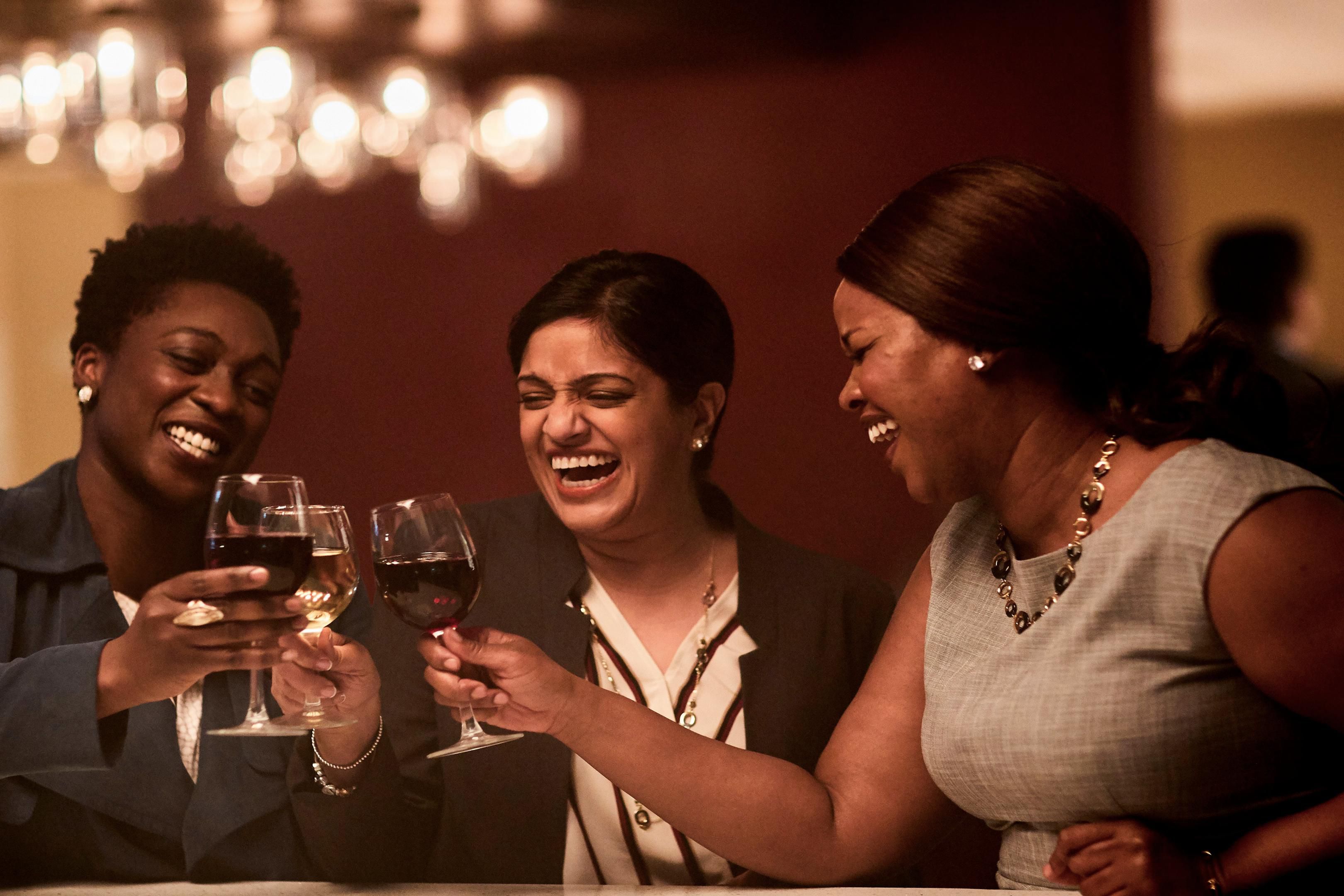grupo de amigas disfrutando del vino