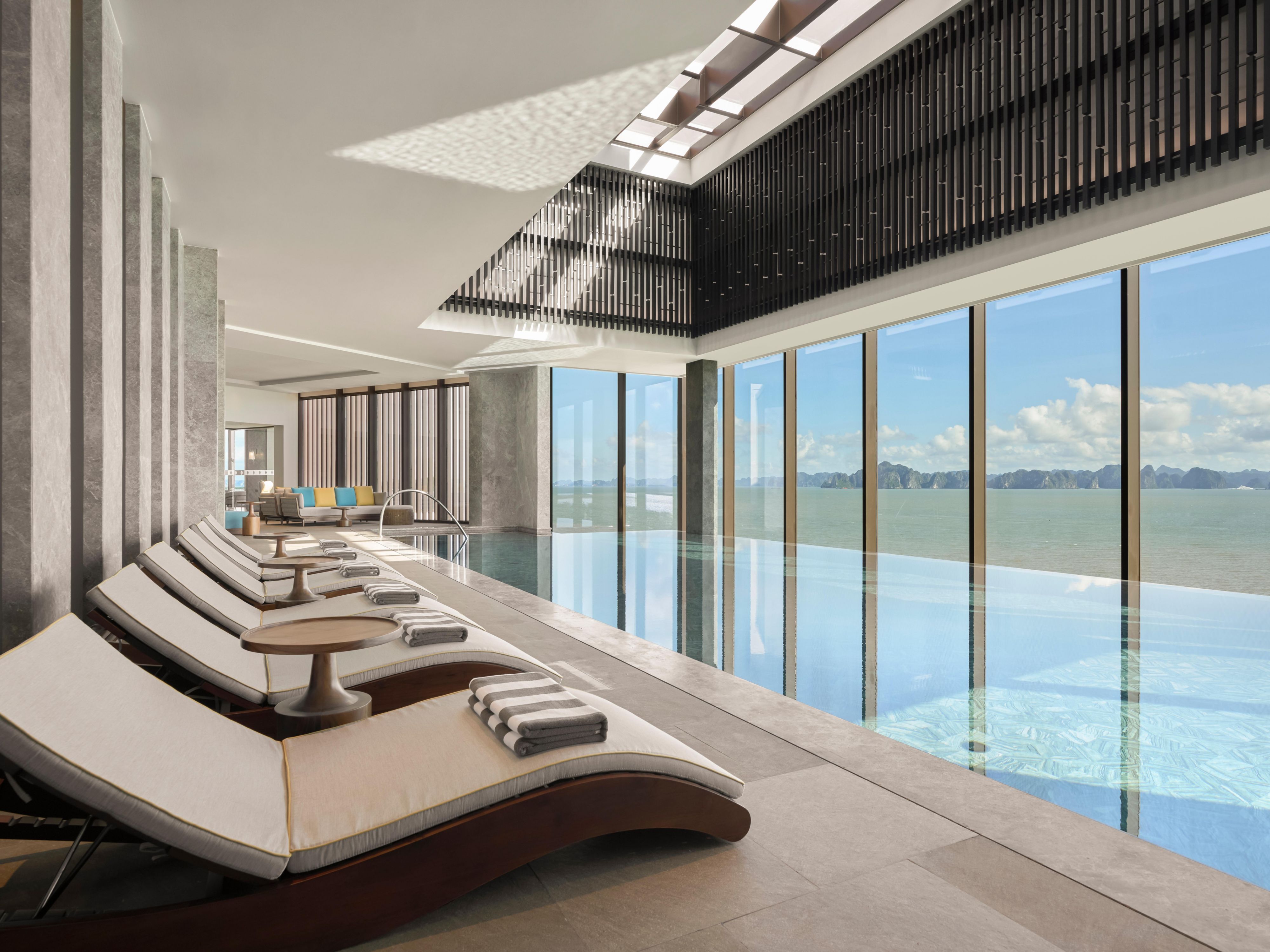 Club InterContinental Lounge – Heated Pool