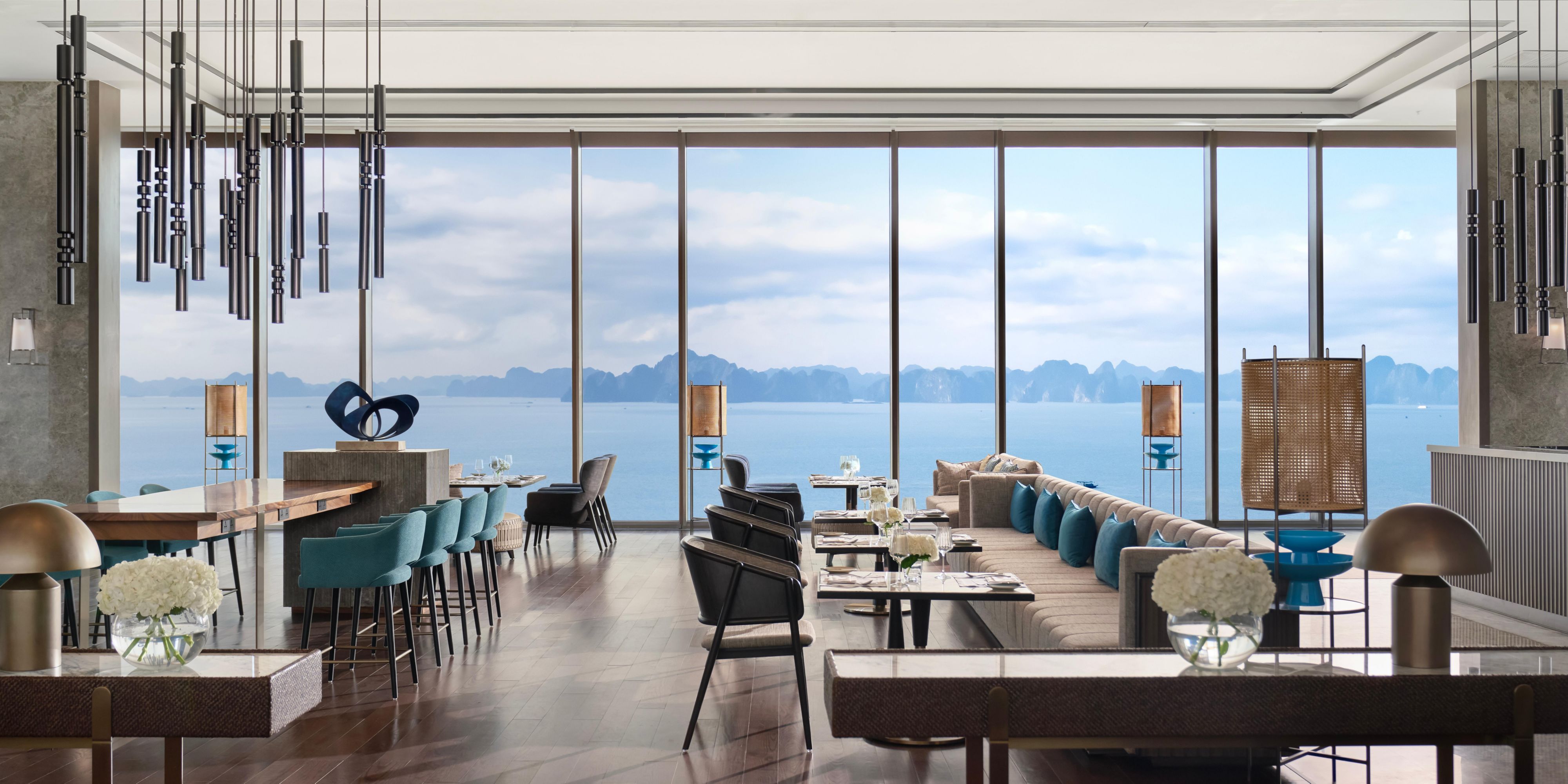 아무에게나 허락되지 않는 클럽 인터콘티넨탈 라운지를 이용하세요. 해당 라운지는 하롱베이가 선사하는 최고의 전망과 긴장을 풀고 어울릴 수 있는 완벽한 분위기를 자랑합니다. 회원 여러분은 원활한 휴가를 위한 간편한 프라이빗 체크인 및 체크아웃 등 독점 혜택을 누리실 수 있습니다. 클럽 레벨이 아닌 고객은 현장에 도착하시면 클럽 인터콘티넨탈 라운지 이용권을 구매하실 수 있습니다.