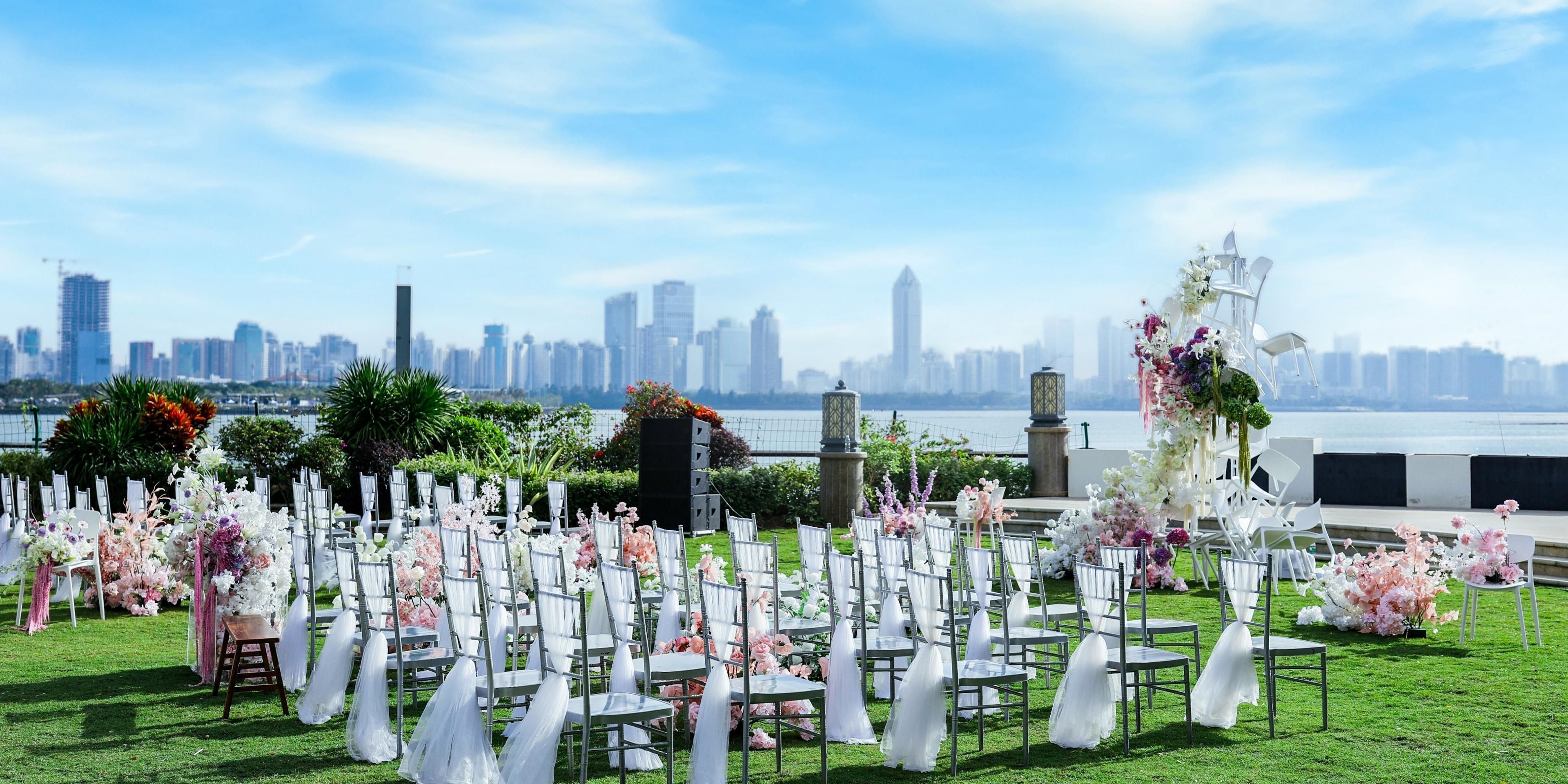 Outside the hotel building, the hotel takes full advantage of Haikou's marine tropical climate with a 600m² Seaview Wedding Lawn capable of accommodating 150 guests. The lush flowers and verdant greenery blend seamlessly into the pure blue sky and create a magnificent backdrop for any and all events.