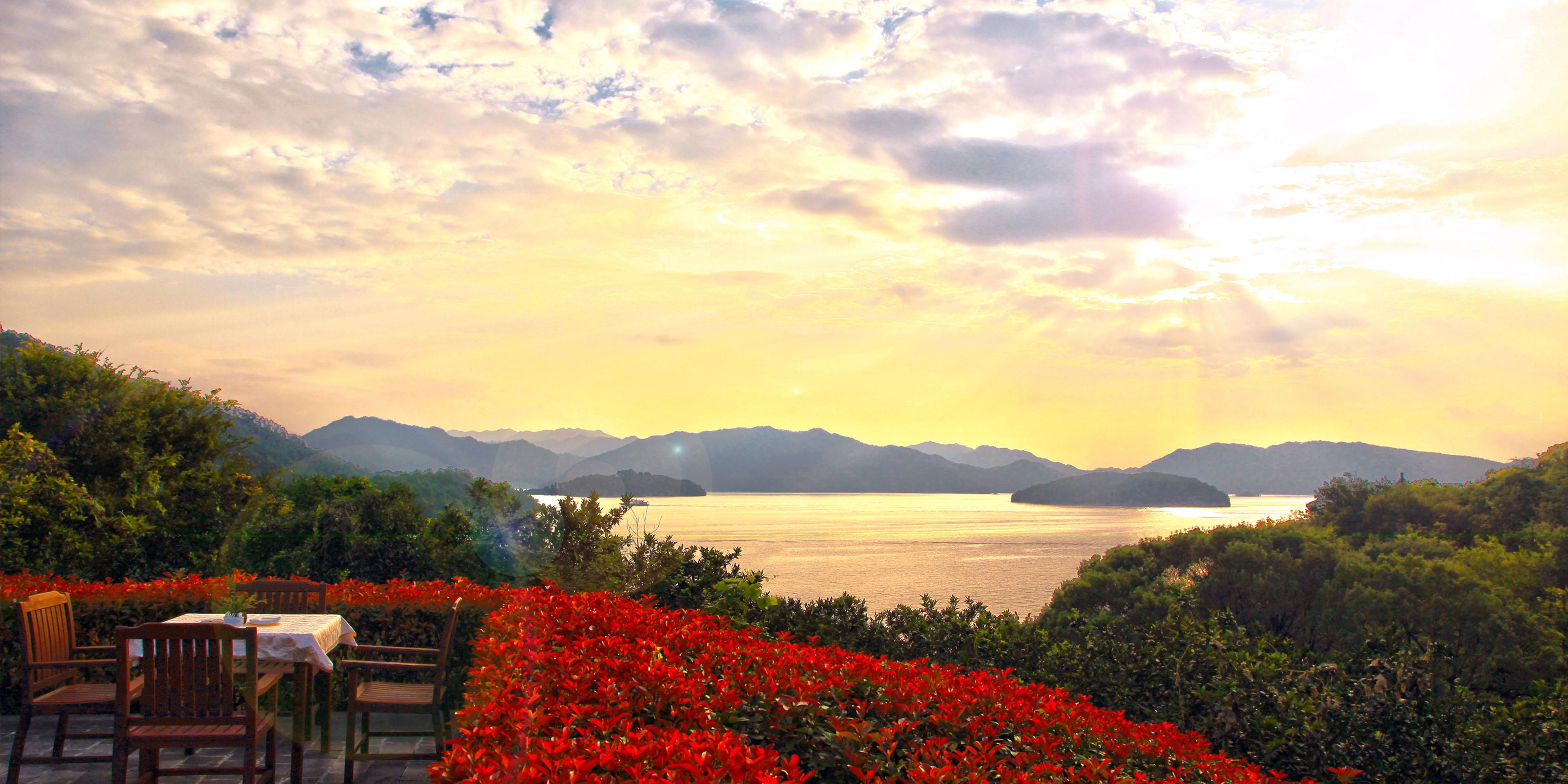 The Enoyama Botanical Garden, a place of natural and humanistic experience, is located in the Enoyama Peninsula of Qiandao Lake, and is a comprehensive botanical garden integrating ecological protection, scientific research, germplasm cultivation, and popularization of science and education.