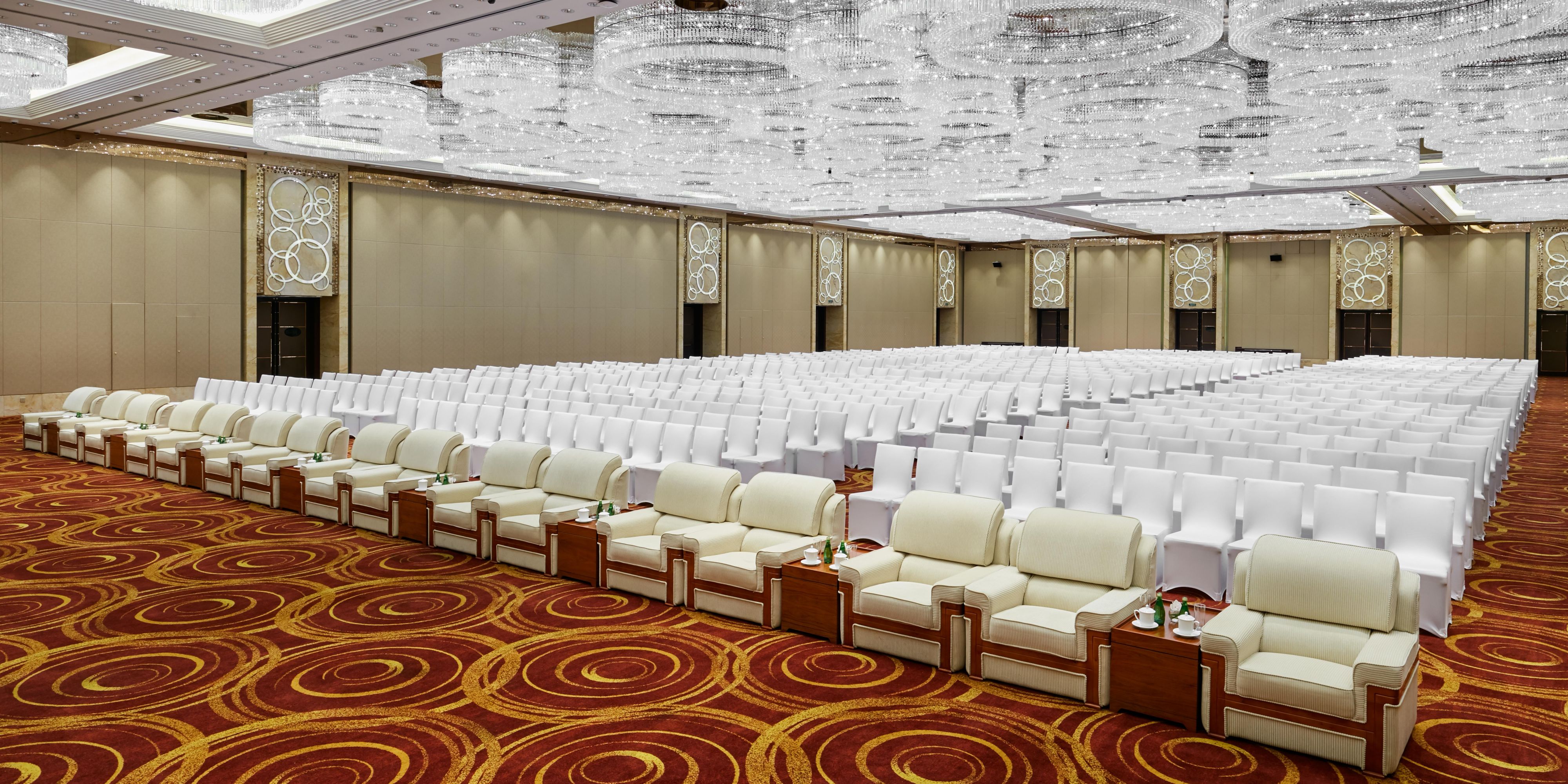28间大小会议室，总面积达近6000平方米。其中包括1780平方米无柱超大宴会厅-杭州厅（曾是2016年二十国集团工商峰会主会场）,943平方米国际厅以及可容纳166人的圆形峰会式环球厅。杭州洲际酒店每间会议室皆配备先进的影音设备。