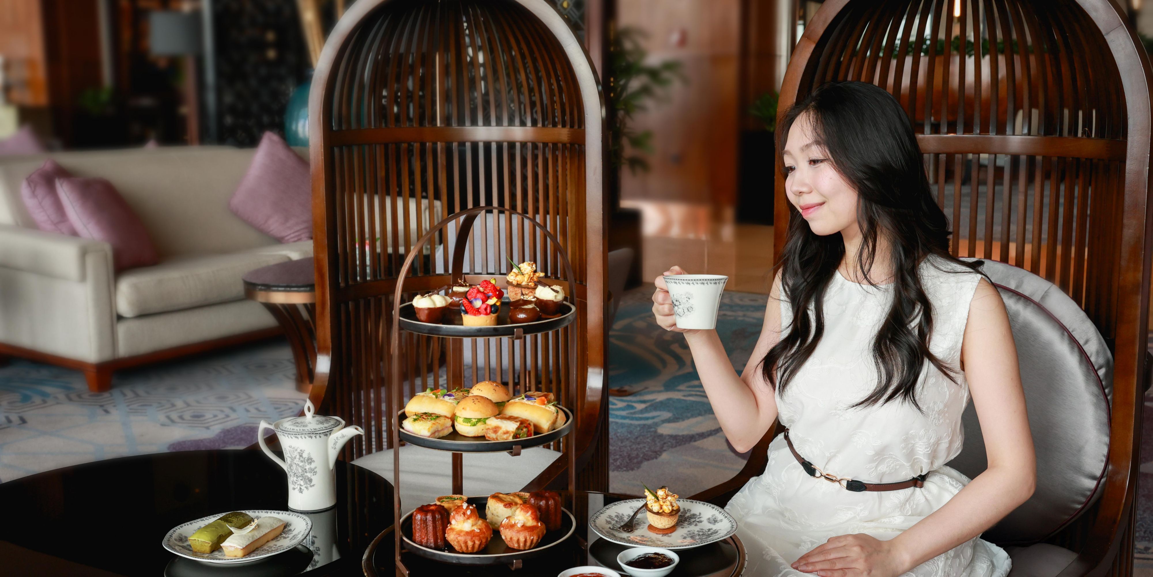 하노이의 새로운 스타일과 럭셔리 다이닝의 아이콘인 더 하이브 라운지는 로비 라운지 경험을 새로운 차원으로 끌어올립니다. 라운지는 자연 채광이 들어오고 하노이 스카이라인이 내려다보이는 편안한 소파 좌석과 웅장한 벌집에서 영감을 받은 건축물로 시선을 사로잡는 두 개의 공간으로 구성되어 있습니다.