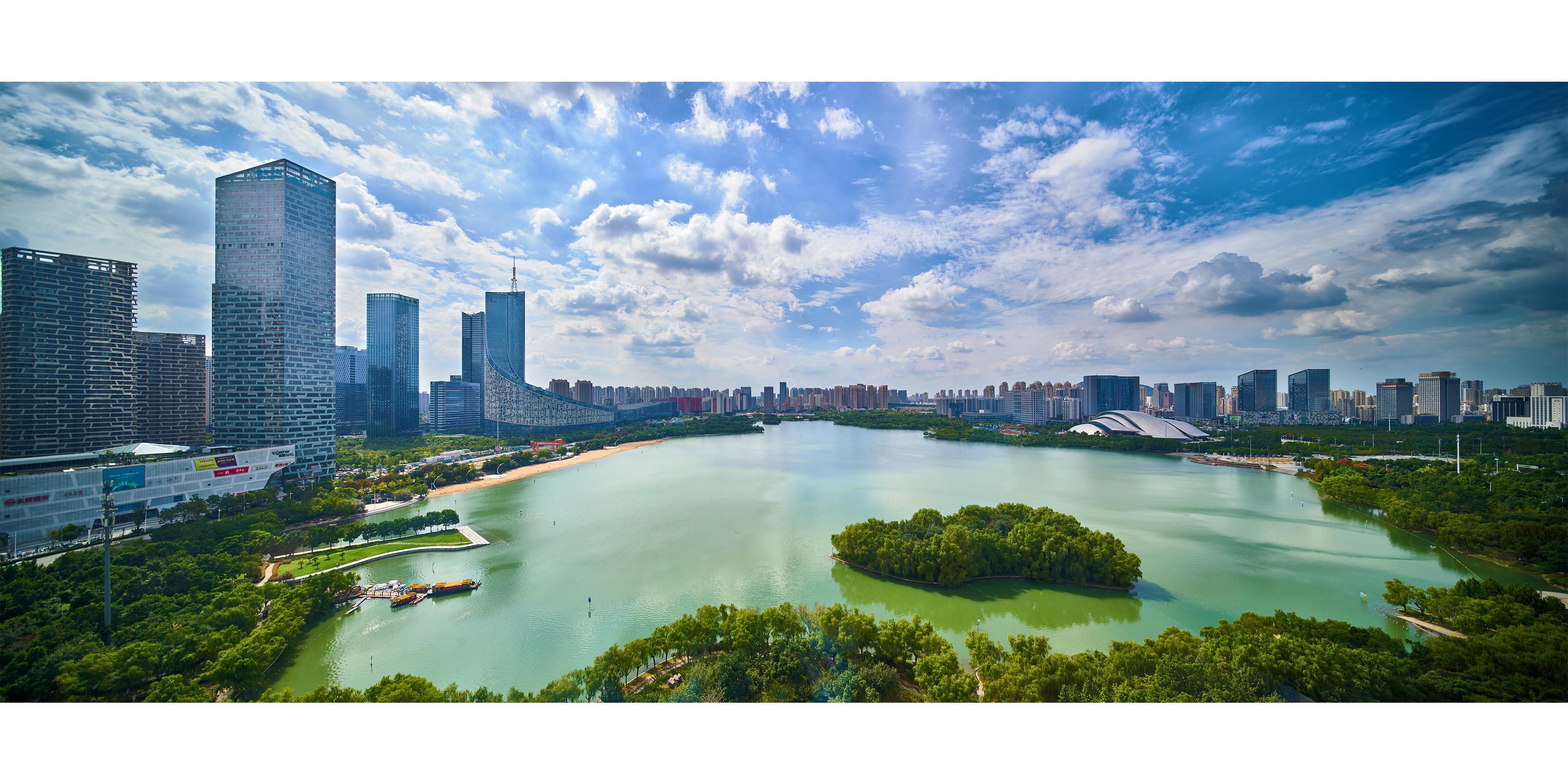 InterContinental Hefei is located on the banks of beautiful Swan Lake in Hefei’s newest business district. In addition to luxurious accommodation, the hotel features a pristine private garden where guests can enjoy the picturesque scenic environment.