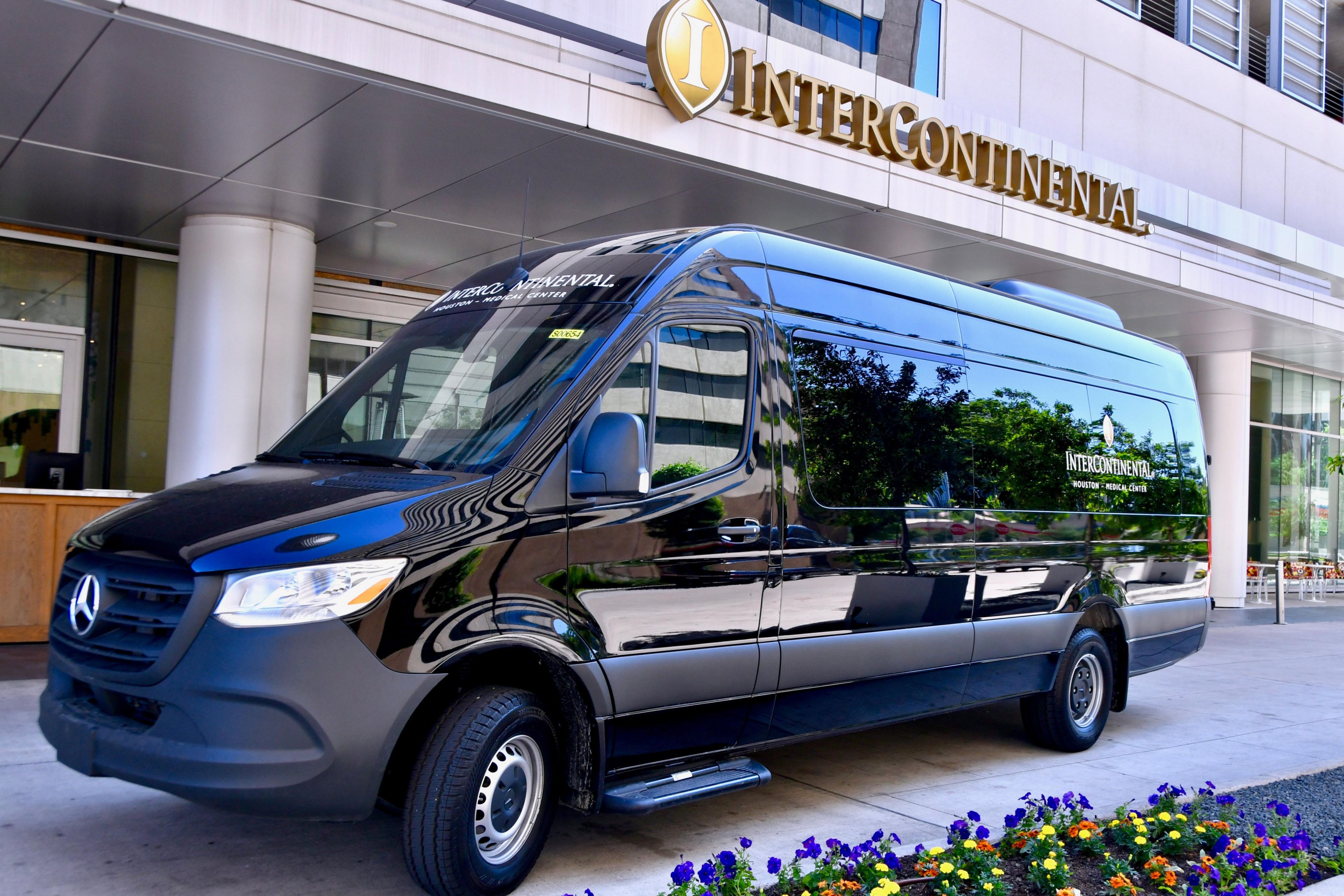 intercontinental houston hotel entrance with guests