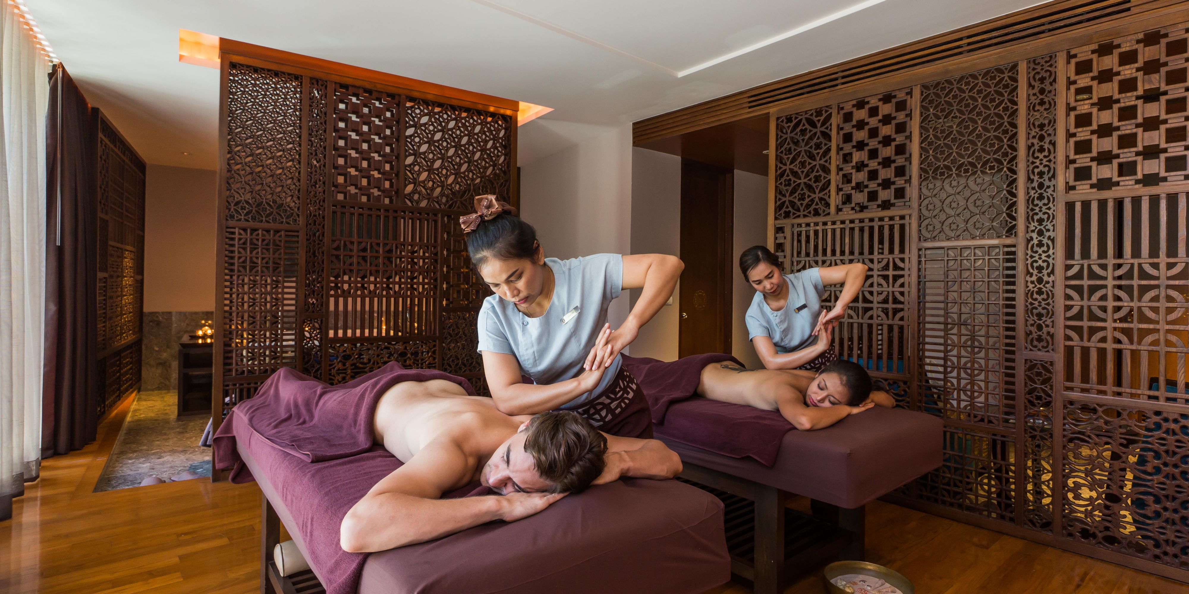 Leave the world outside and enter the sanctuary of our tranquil spa by the sea. SPA InterContinental Hua Hin welcomes you with a refreshing towel, a herbal drink, and a mini fruit stick set to begin your journey to bliss in a mood of calm relaxation and health.