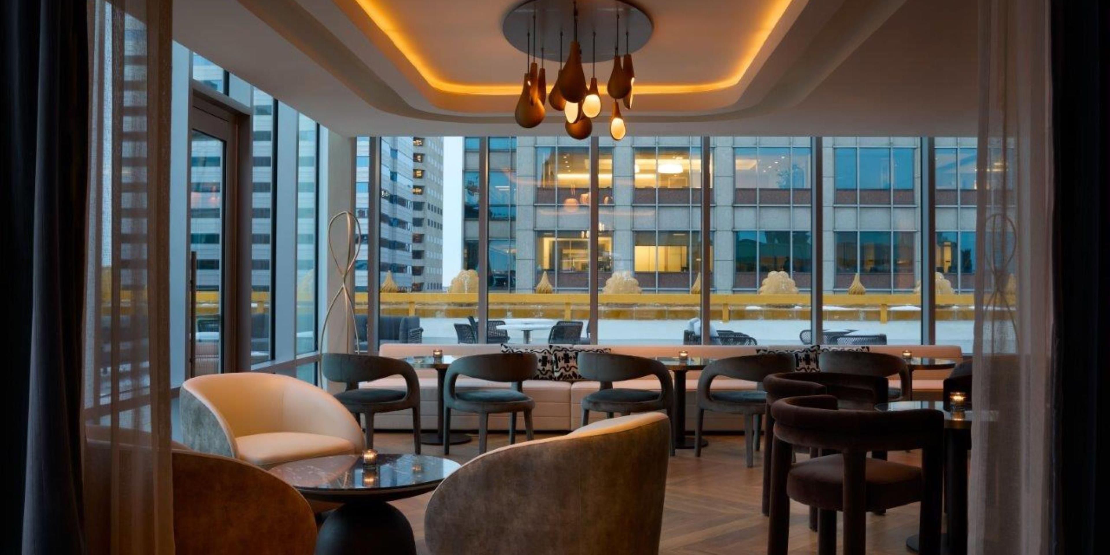 Por fin, Indianápolis tiene un destino de altura para celebraciones, puestas de sol y vistas inspiradoras de la histórica Mile Square del centro de la ciudad. Suba al bar en la azotea de nuestro hotel del piso 11de Indianápolis y disfrute de las mejores vistas de la ciudad de Monument Circle mientras disfruta de un cóctel perfectamente elaborado o una deliciosa cerveza local. 