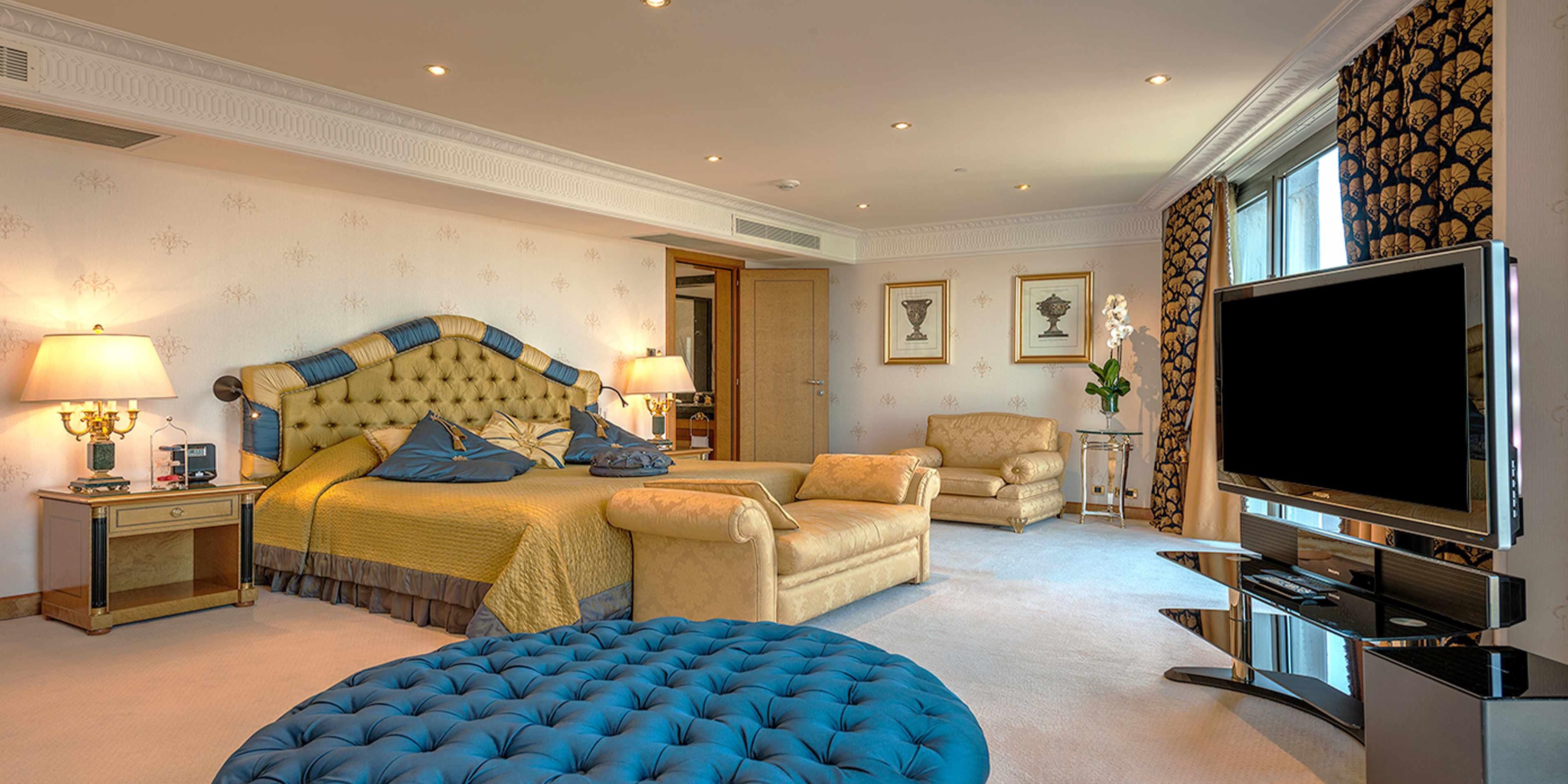 Discover opulence in our King Presidential Suite with sea view 