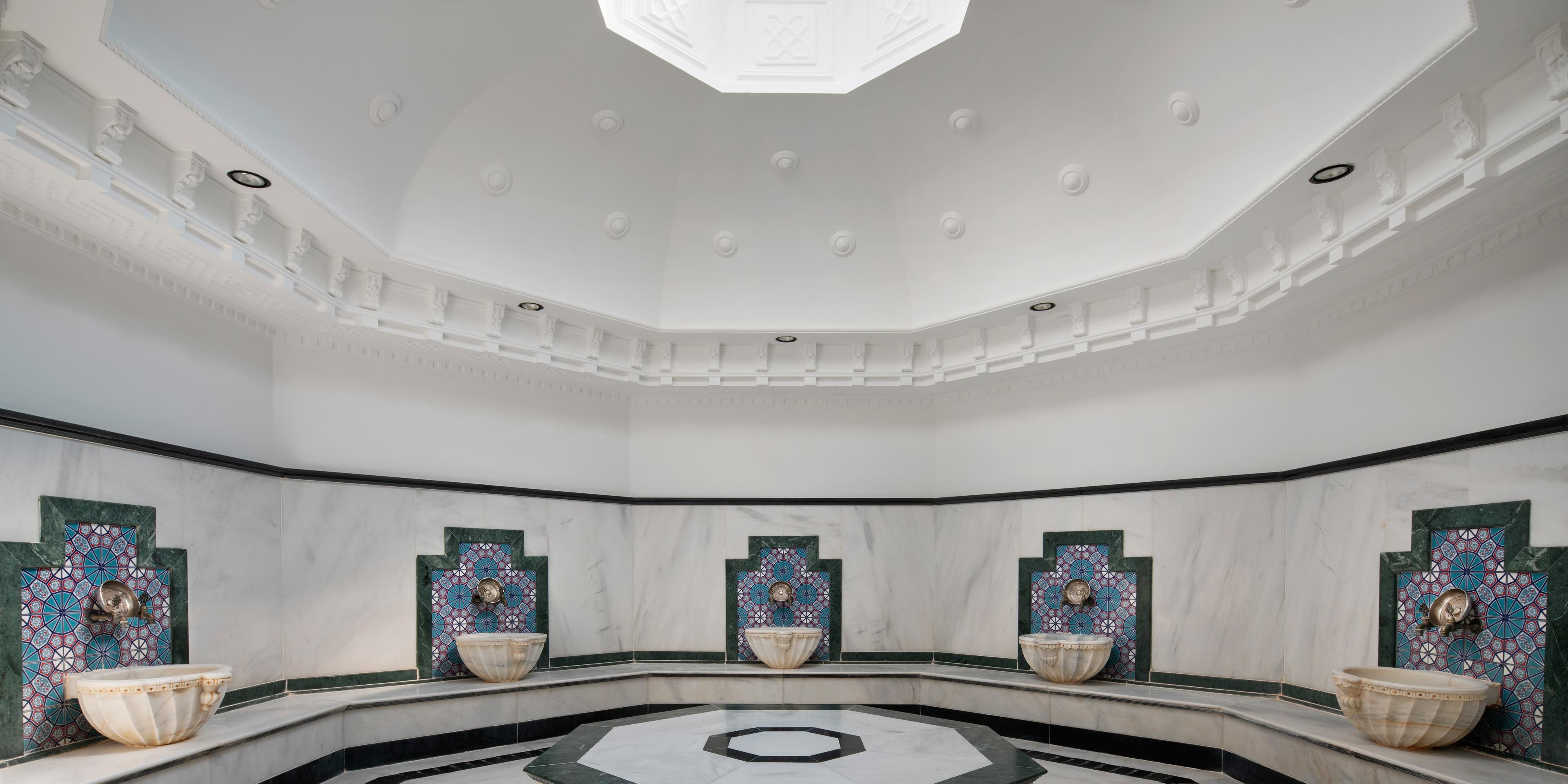 Unser Hotel bietet zwei separate türkische Hammams: einen gemischten und einen exklusiven für Frauen. Traditionelle Rituale aus der globalen Hammam-Kultur und gruppenspezifische Services bieten Gästen ein wahrhaft einzigartiges Erlebnis. Der Entspannungsbereich ist mit traditionellen türkischen Akzenten gestaltet, um Ihren Komfort zu verbessern und ein ruhiges Erlebnis zu bieten.