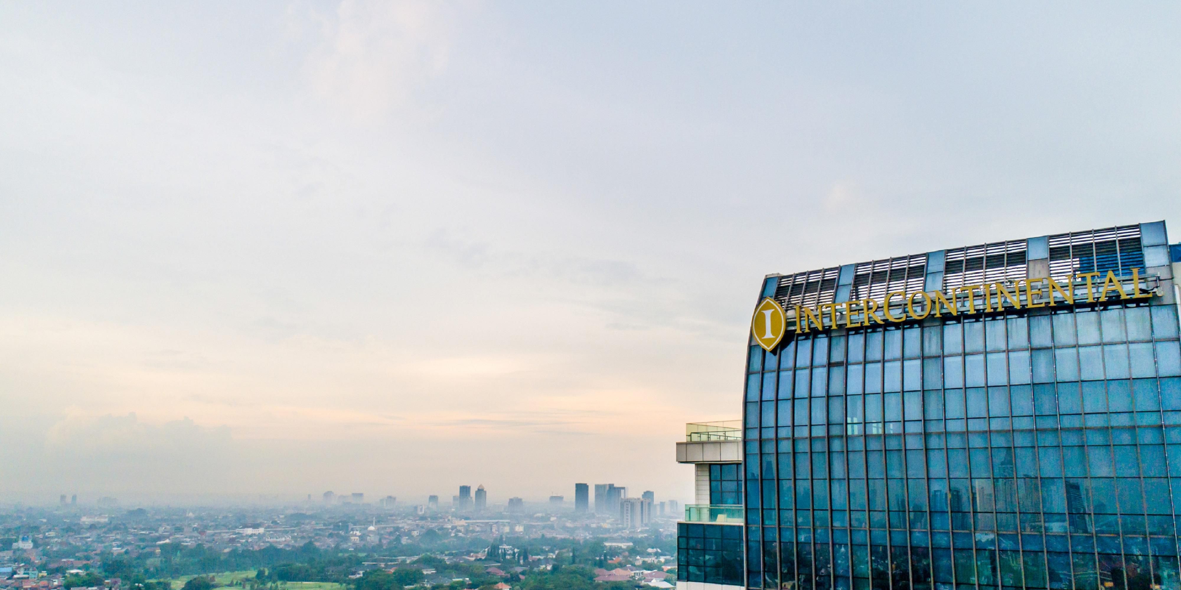 Through the residence lobby, be transported to one of Jakarta’s best entertainment and leisure scene. The Residence is connected to the premium Pondok Indah shopping malls, street gallery, Pondok Indah Water Park and Houbii trampoline park.
