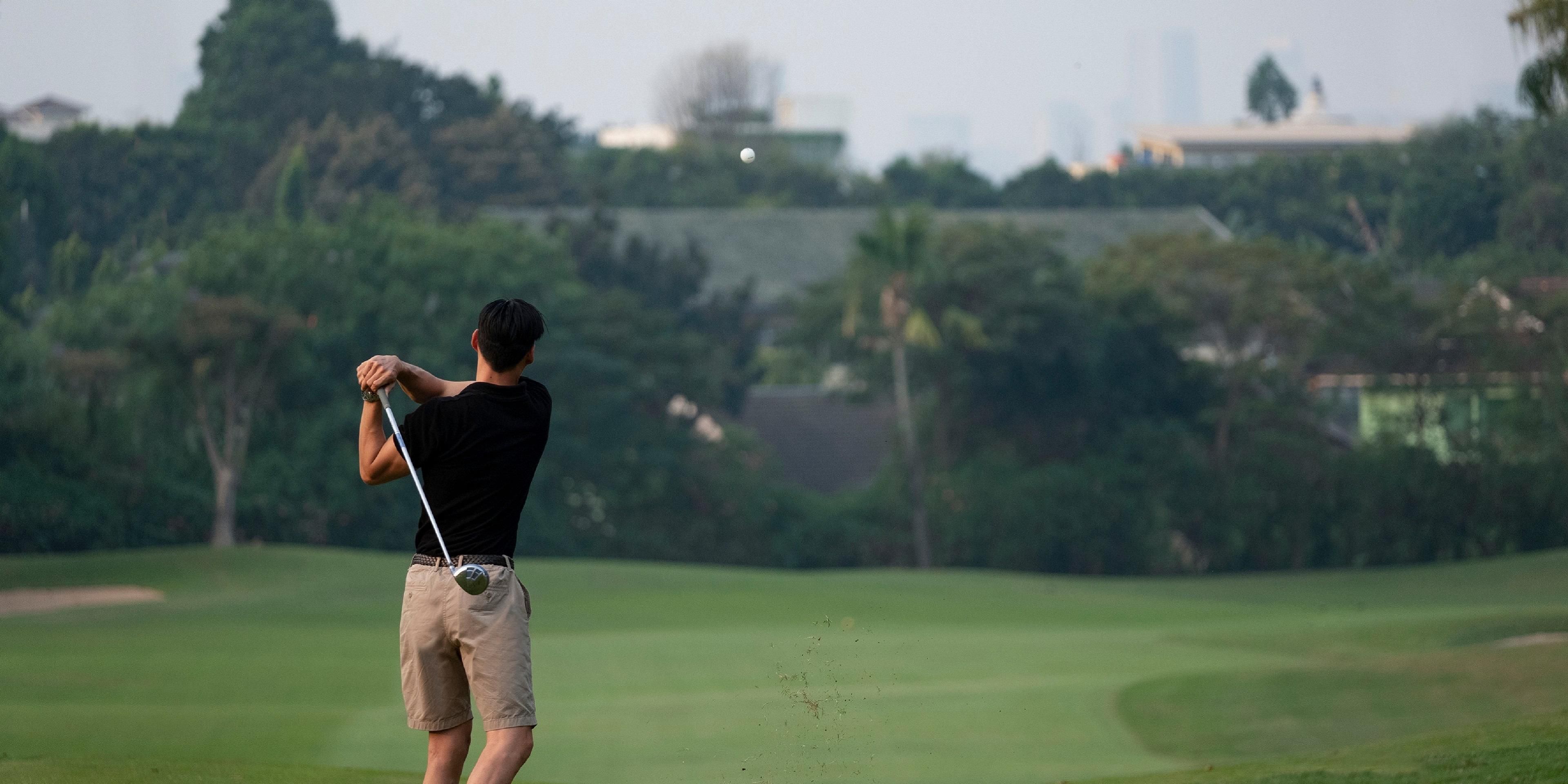 Entretenga a sus compañeros con un emocionante juego de 18 hoyos en el campo de golf Robert Trent Jr Pondok Indah, que se encuentra a poca distancia caminando. El recorrido se abre paso a través de un hermoso telón de fondo de altos árboles y exuberante vegetación, sin dar la sensación de estar en medio de una de las ciudades más bulliciosas.