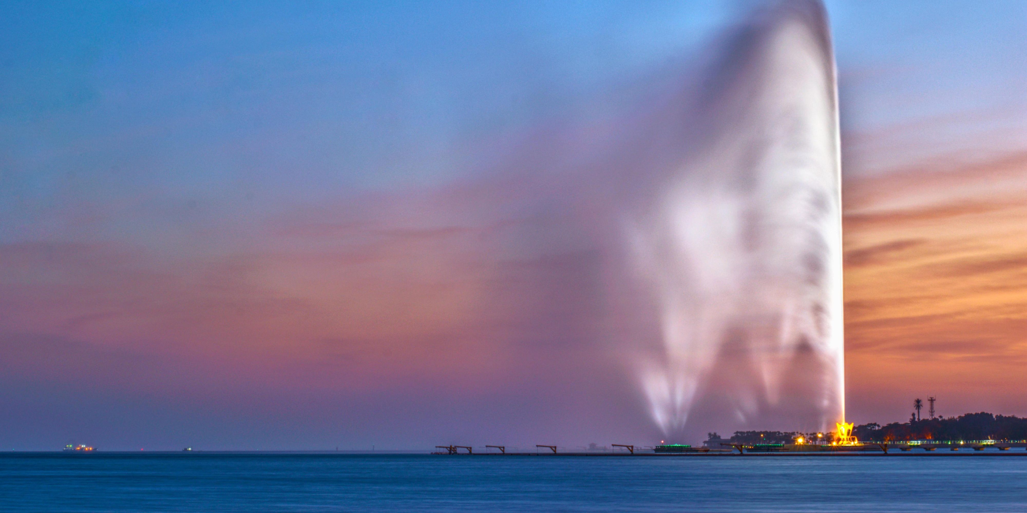 Enjoy a breathtaking view of the Jeddah Fountain from the rooftop Café, while enjoying finest drinks and snacks.