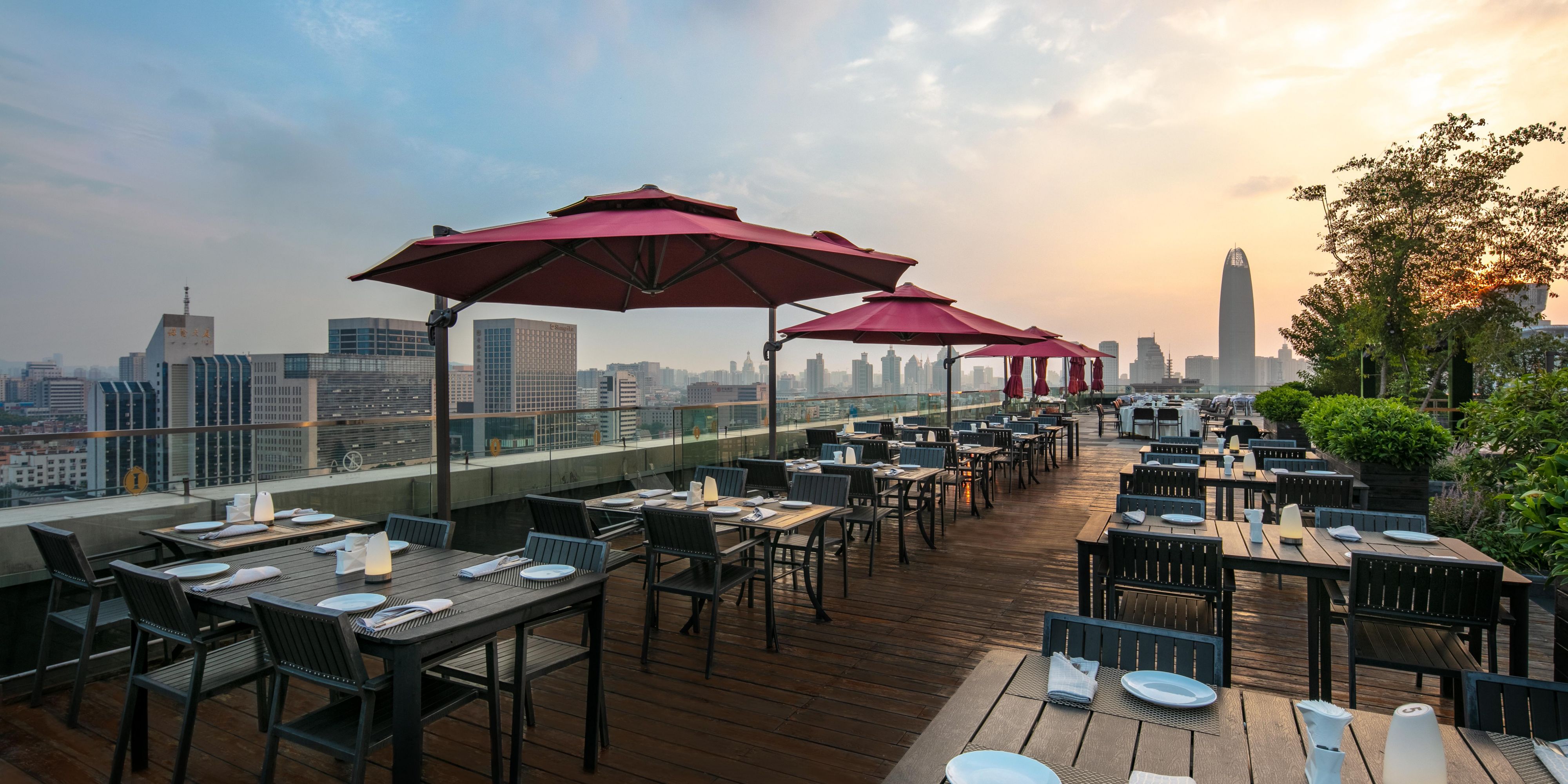 Rooftop Beer Garden serves up great draft beer with an equally great panoramic view overlooking the Quancheng Square. On offer is a selection of German food, BBQ selections and local delicacies, all to be enjoyed with live band performances. It is the ideal choice for company gatherings and celebratory events (Open from end of Apr to end of Sep).