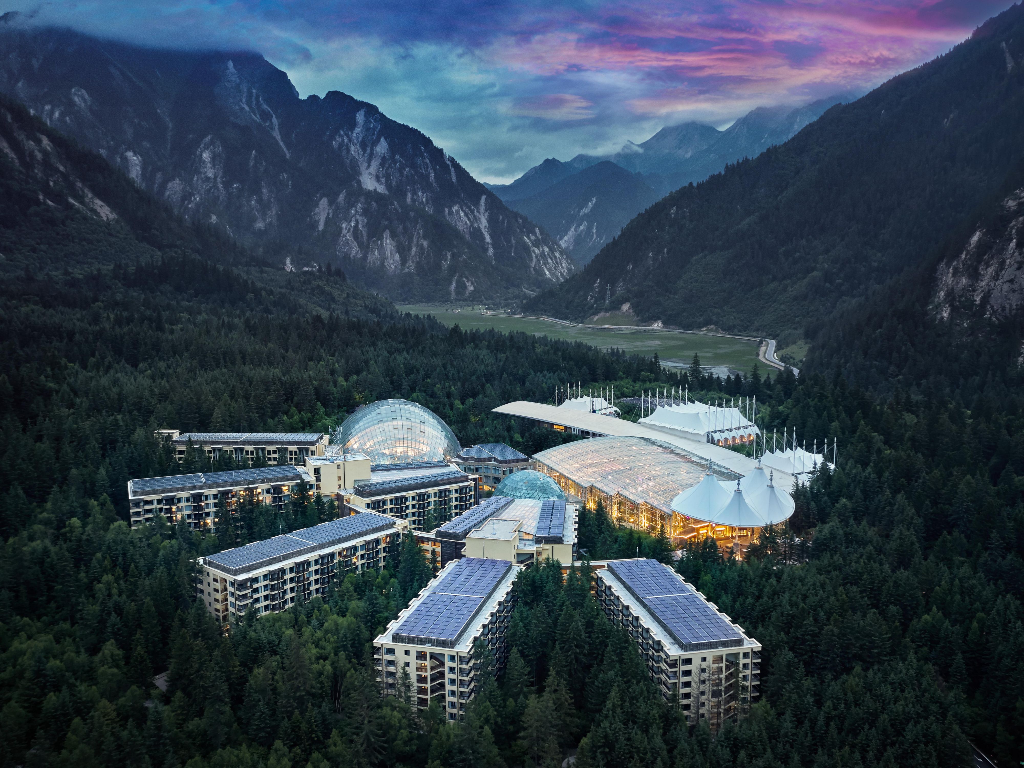 Hotel Exterior (Day)