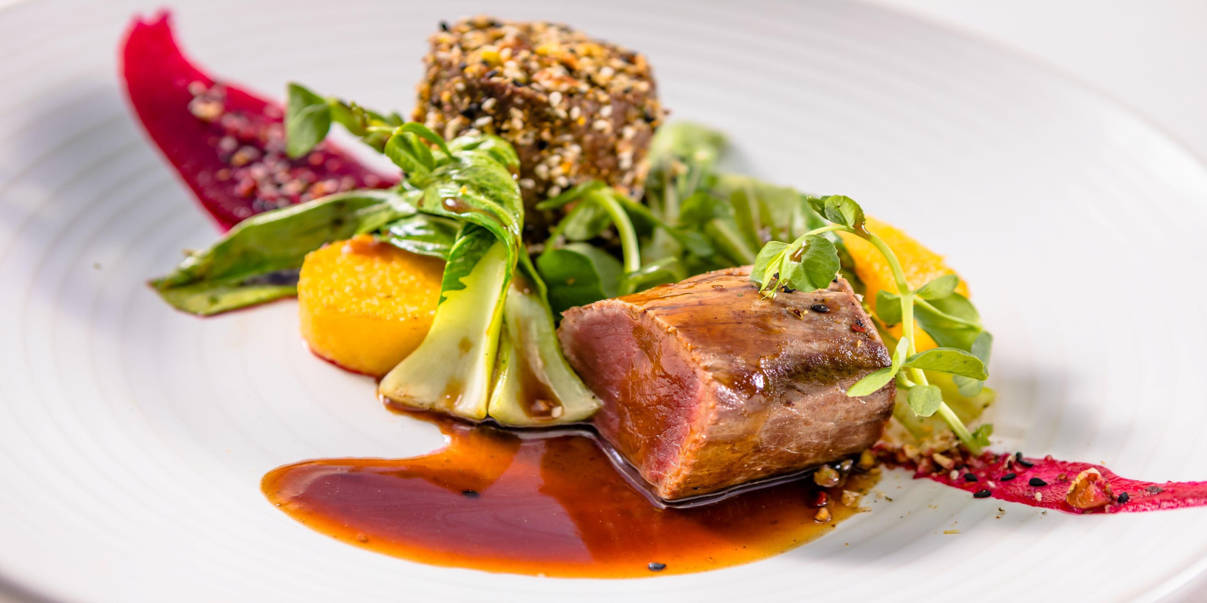 Come and enjoy a unique, elegant and memorable dining experience when visiting InterContinental O.R. Tambo Airport. With a choice of many dishes ranging from African cuisine to international favourites, you are sure to enjoy.