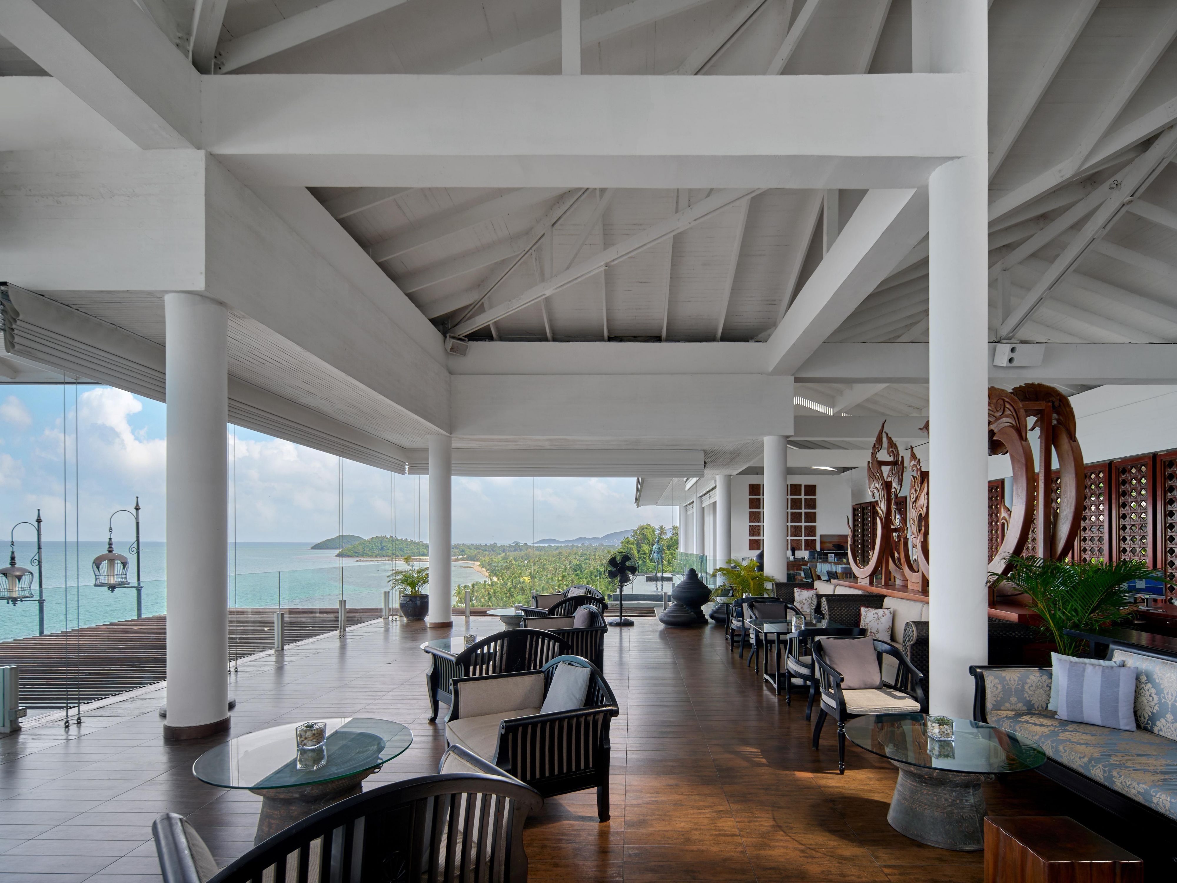 Hotel lobby where you can enjoy the breezy Samui sea view. 