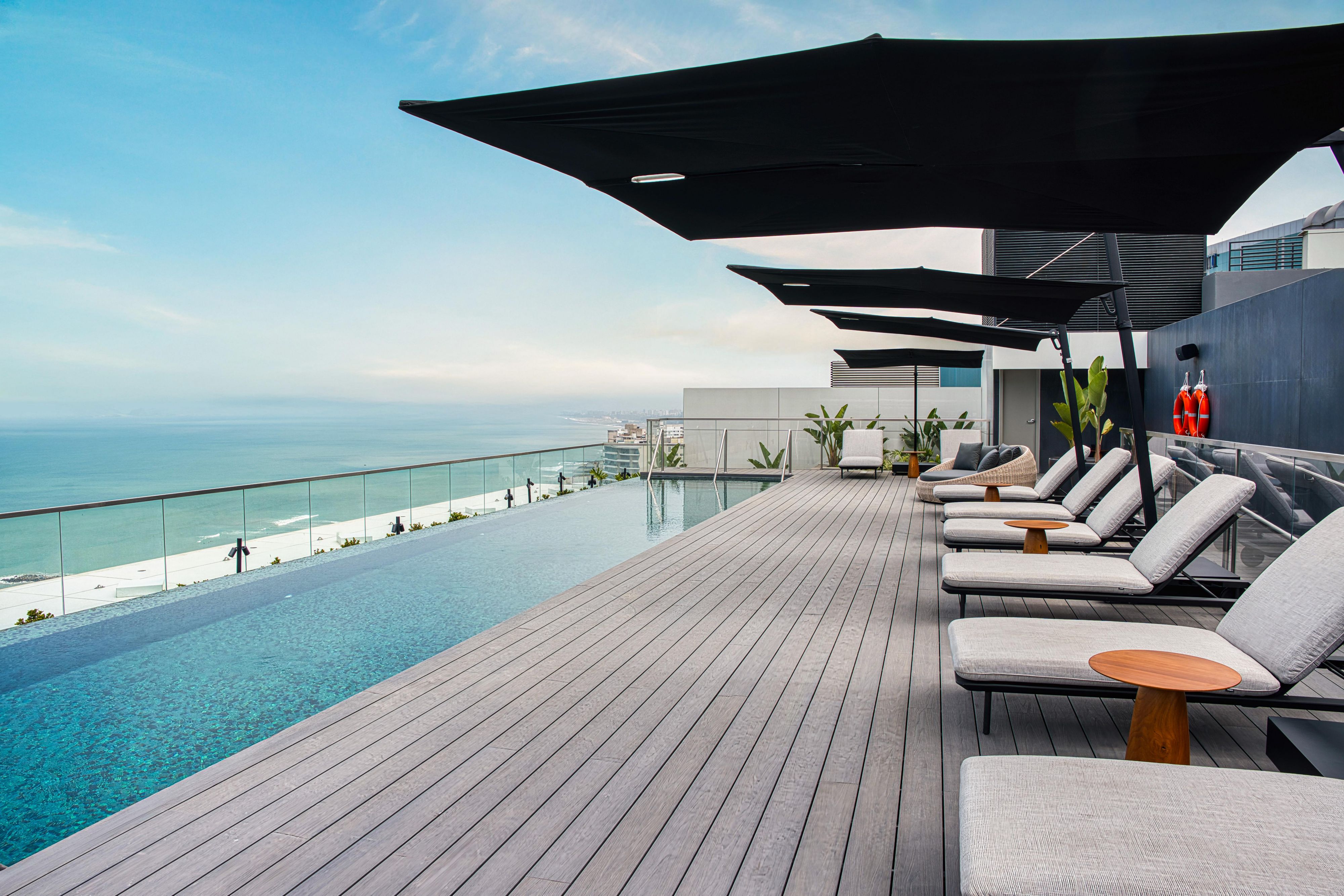 Piscina en la azotea con vista al mar.