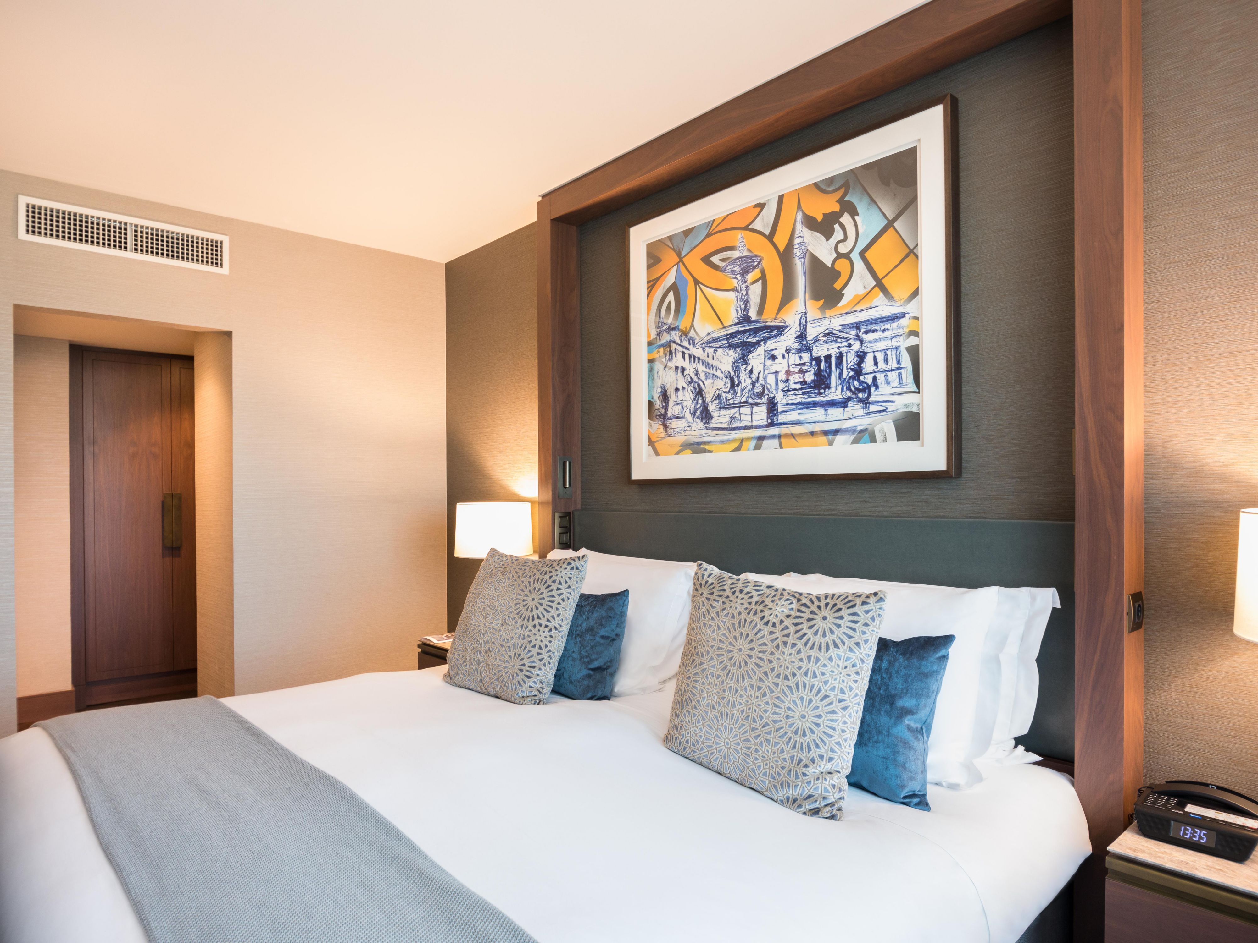 Enjoy the Junior Suite w/ stunning views of Eduardo VII Park 