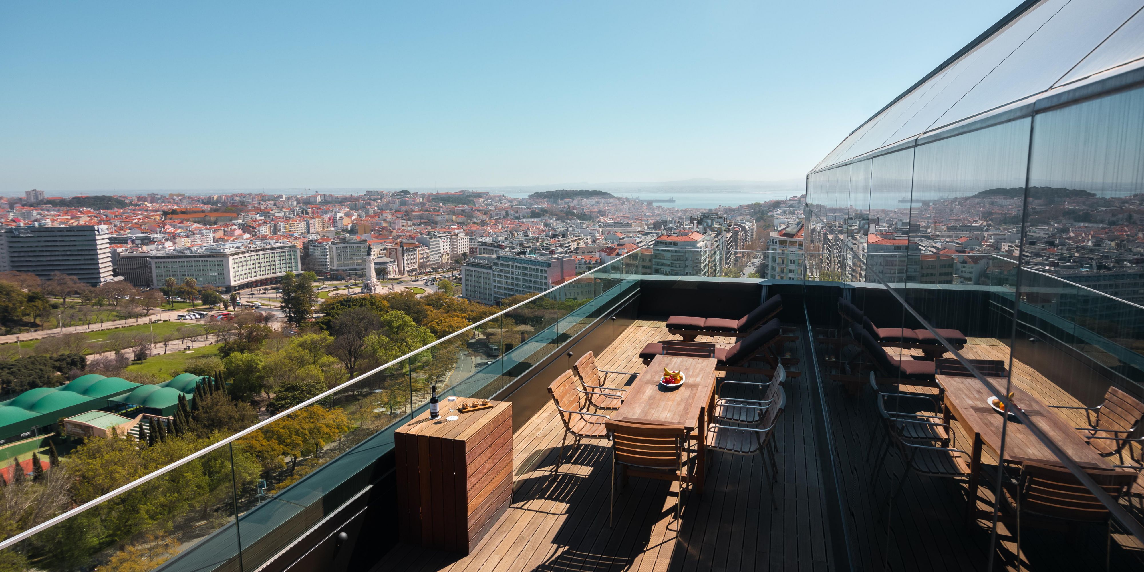 Os nossos quartos e suites com terraço distinguem-se pela sua localização nos pisos superiores do hotel. Com um terraço privado, estes quartos têm uma vista única sobre a cidade de Lisboa e o Rio Tejo, que tornam a sua estadia na capital Portuguesa inesquecível.