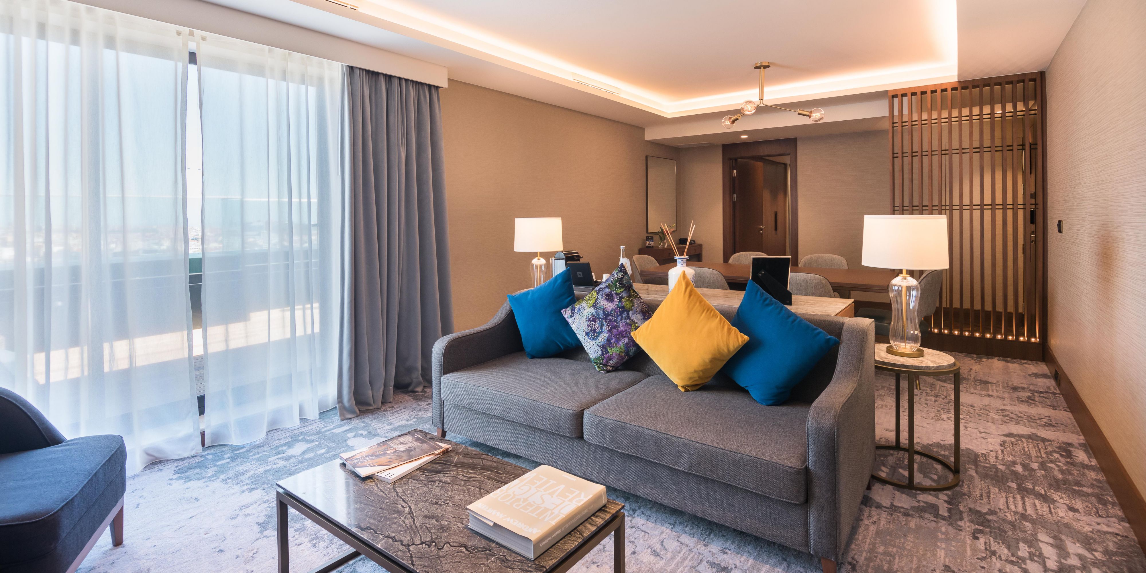 A nossa exclusiva Suite de Um Quarto com Terraço apresenta um terraço com vista para a cidade de Lisboa. Localizada no 15º andar, esta suíte oferece-lhe o refúgio perfeito para a sua estadia na capital portuguesa. 