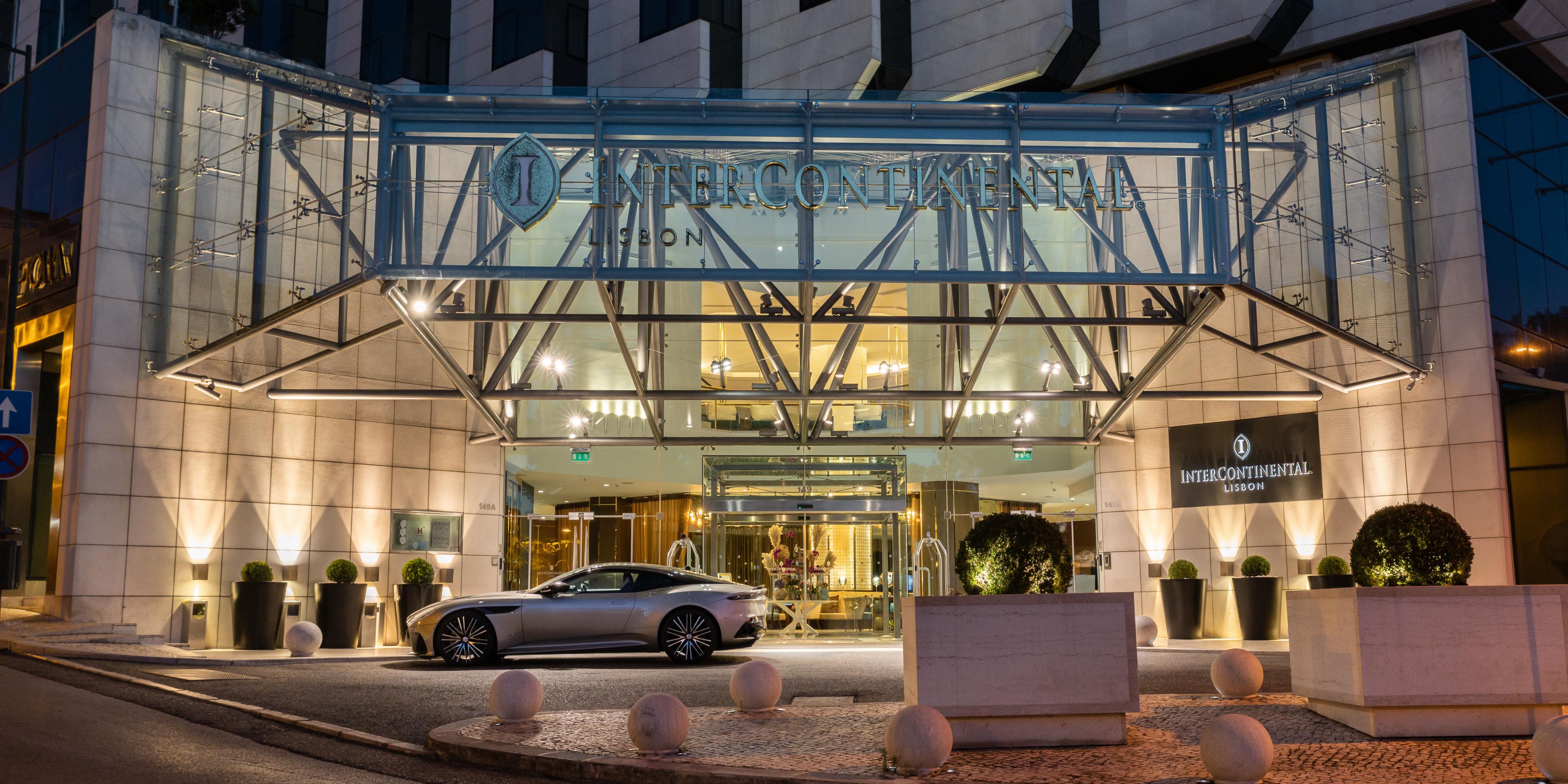 O nosso hotel dispõe de um serviço exclusivo de Estacionamento com Valet, para que não tenha de se preocupar em estacionar o carro e descarregar as suas malas em outro lugar. Assim que chegar, um membro do nosso pessoal terá todo o gosto em dar-lhe as boas-vindas e tratar de todos os preparativos. 