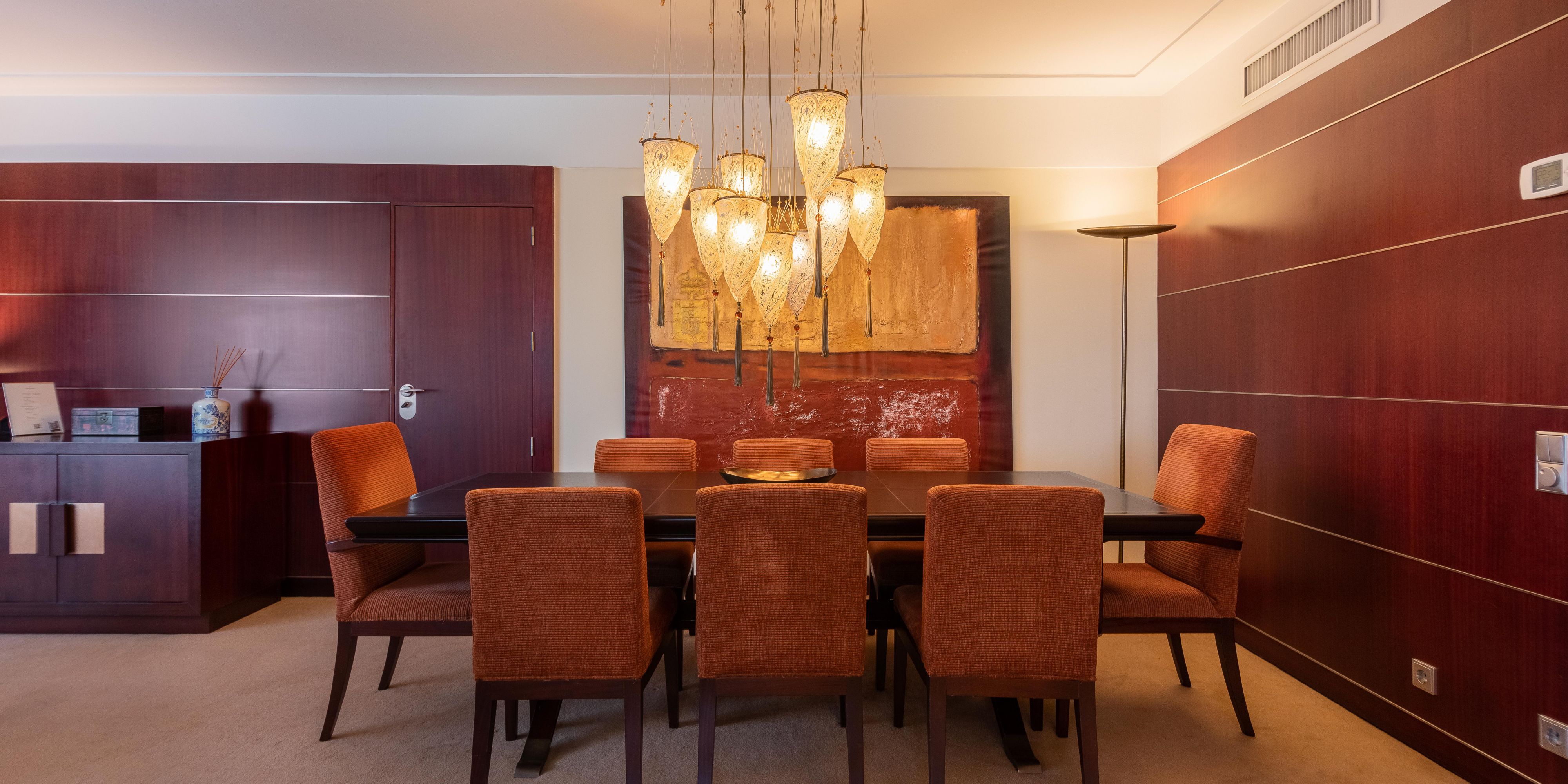La Suite Panoramica dispone di una spaziosa zona pranzo inclusa.