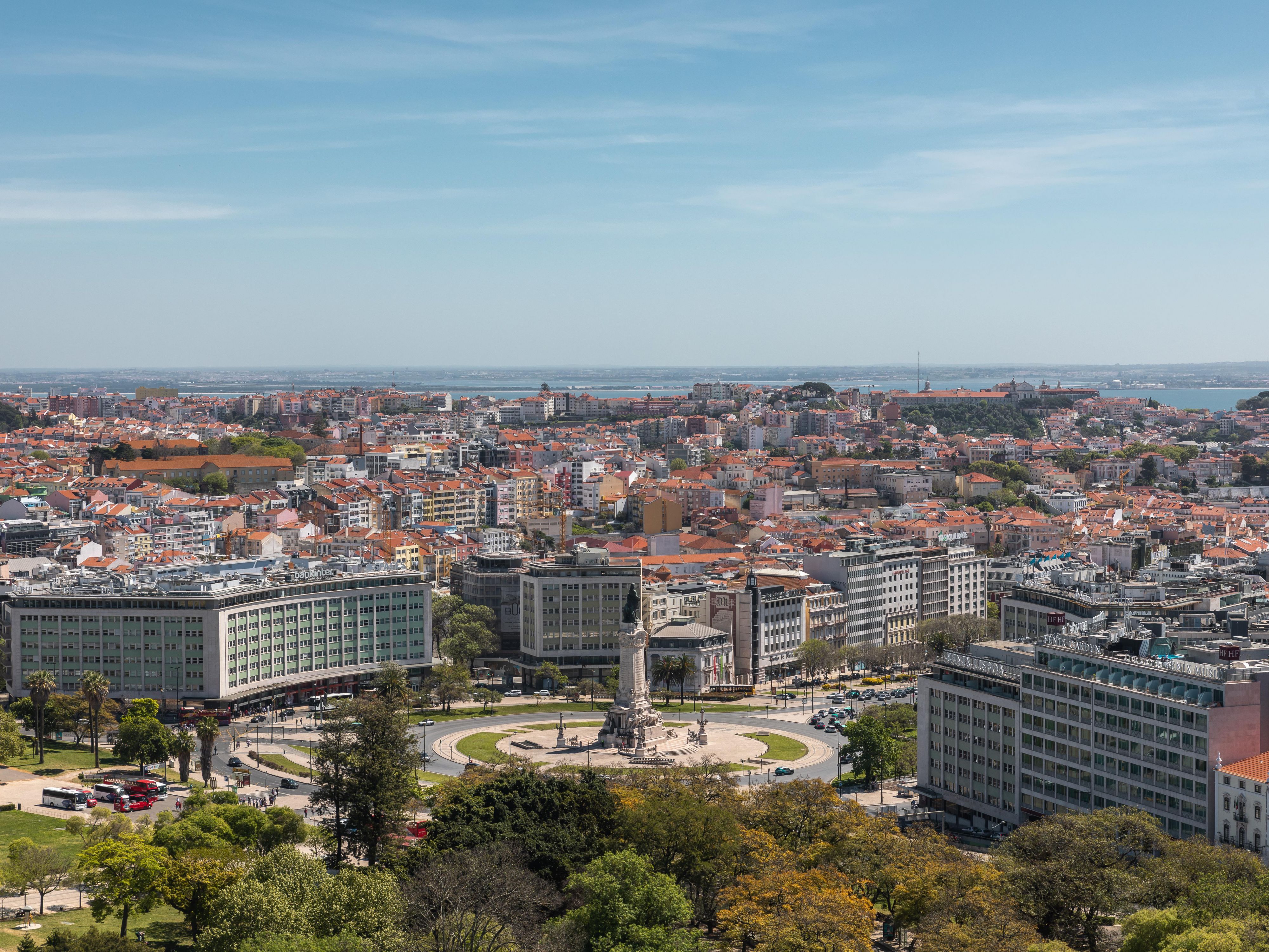 Enjoy this incredible view, overlooking the river and the city